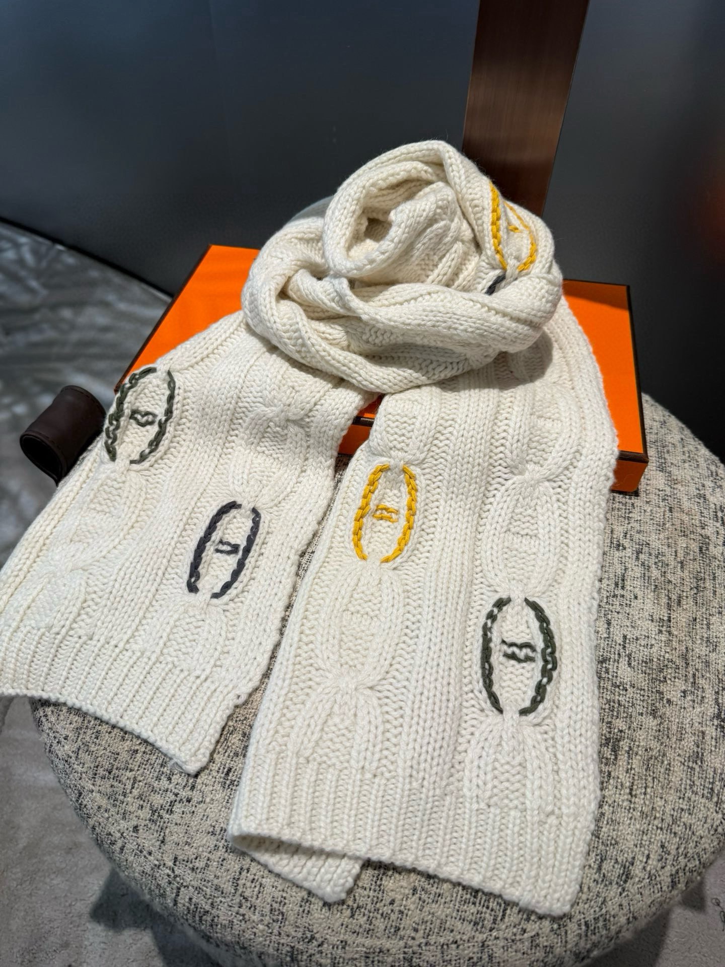 P▪️Hermes麻花💑围巾！低调高级秋冬品味！！】爱马仕新款特殊肌理手工编织纹羊绒围巾！！年轻，时髦，