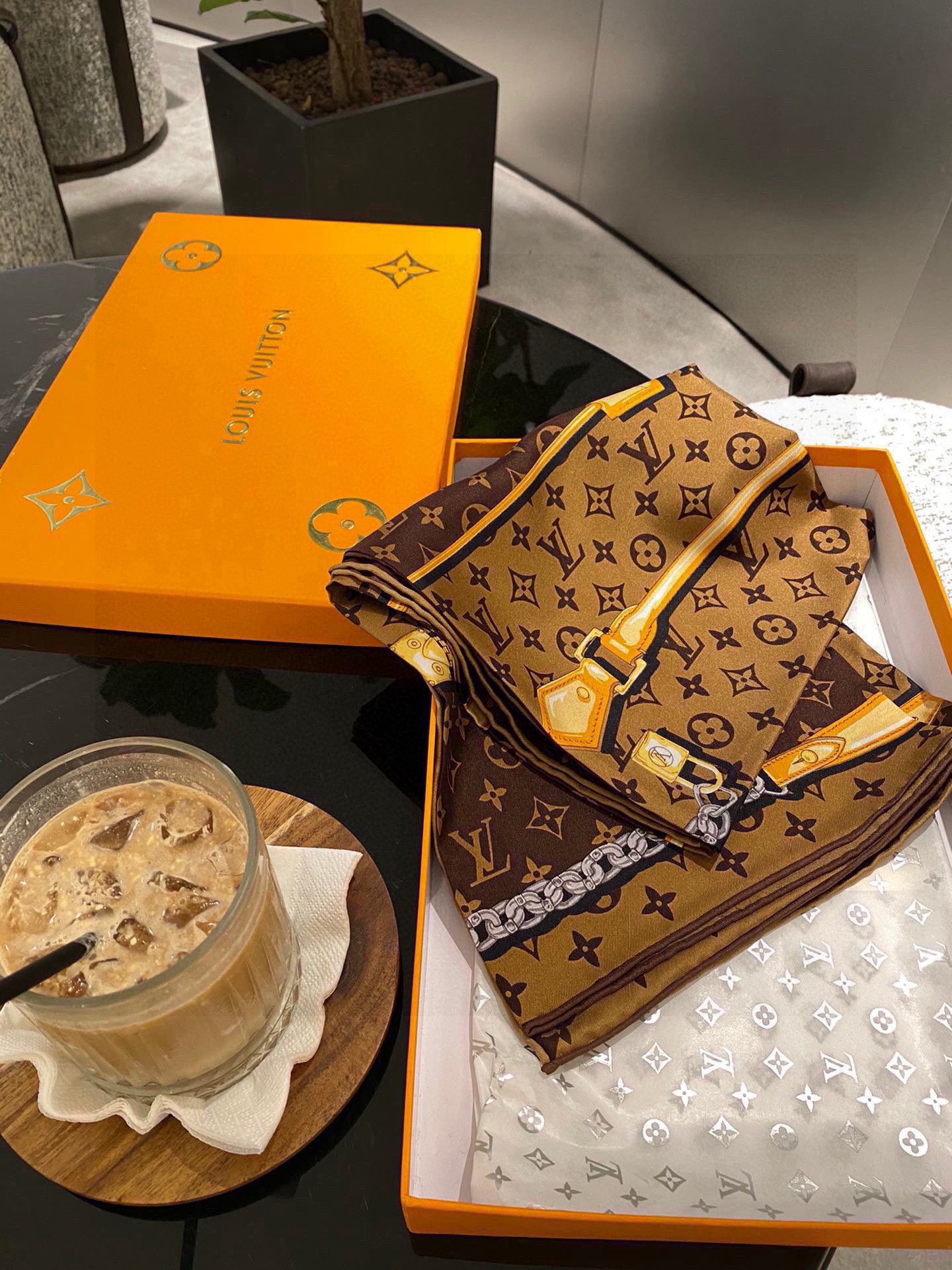 PLv…链条花。Lv2025在售款 90*90🍇🍇16姆米顶级真丝方巾……🍡2色现货……春秋季空调房必备