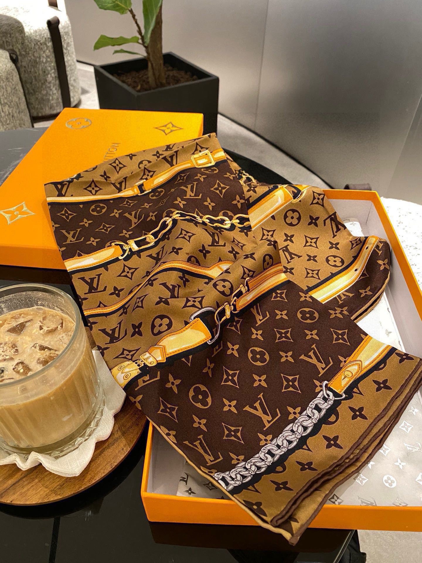 PLv…链条花。Lv2025在售款 90*90🍇🍇16姆米顶级真丝方巾……🍡2色现货……春秋季空调房必备