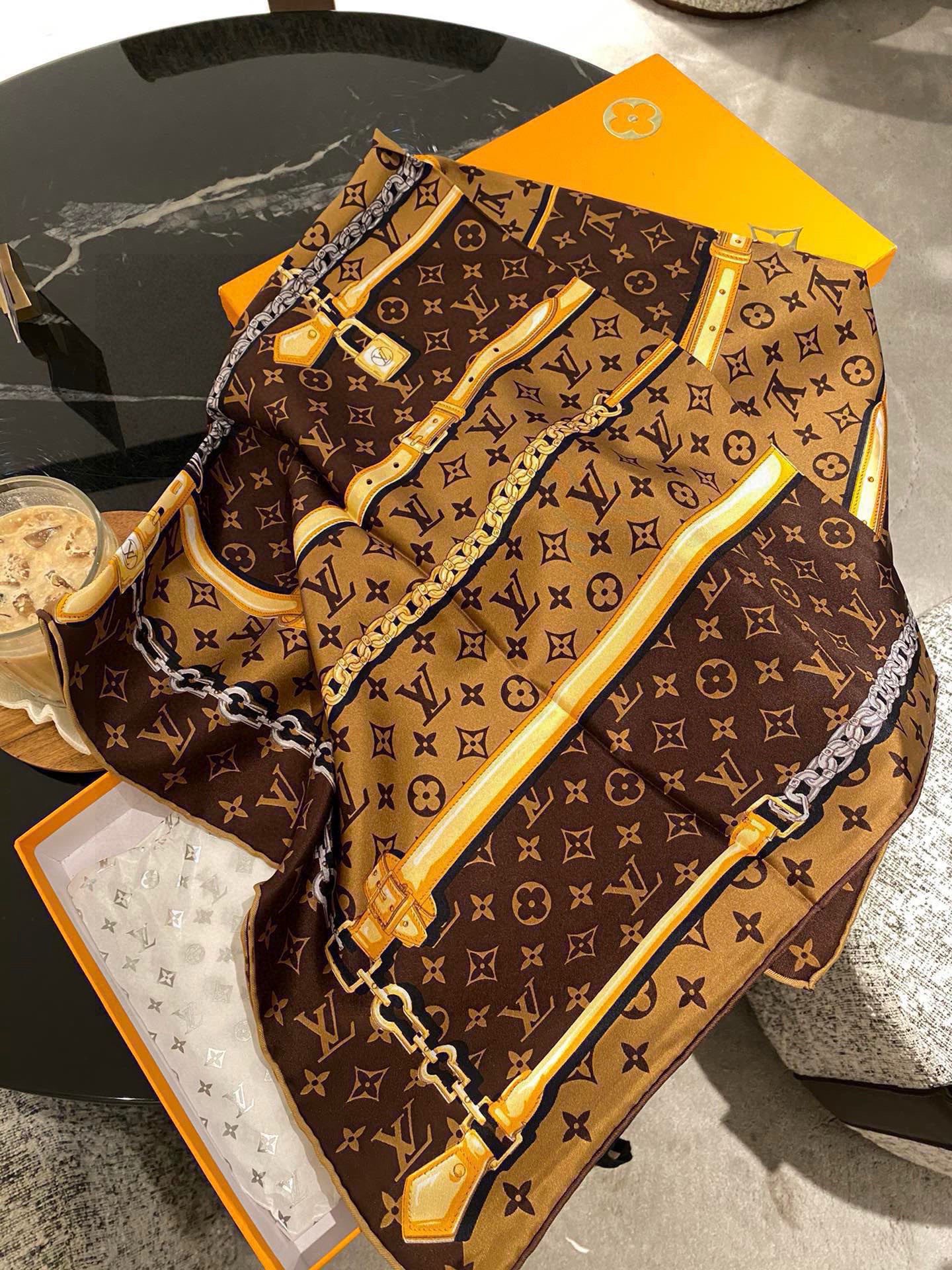 PLv…链条花。Lv2025在售款 90*90🍇🍇16姆米顶级真丝方巾……🍡2色现货……春秋季空调房必备