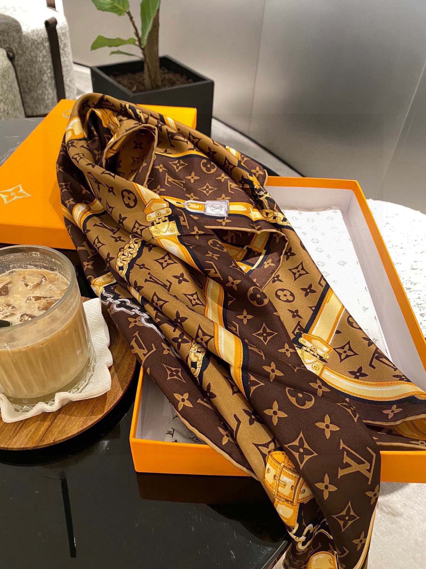 PLv…链条花。Lv2025在售款 90*90🍇🍇16姆米顶级真丝方巾……🍡2色现货……春秋季空调房必备