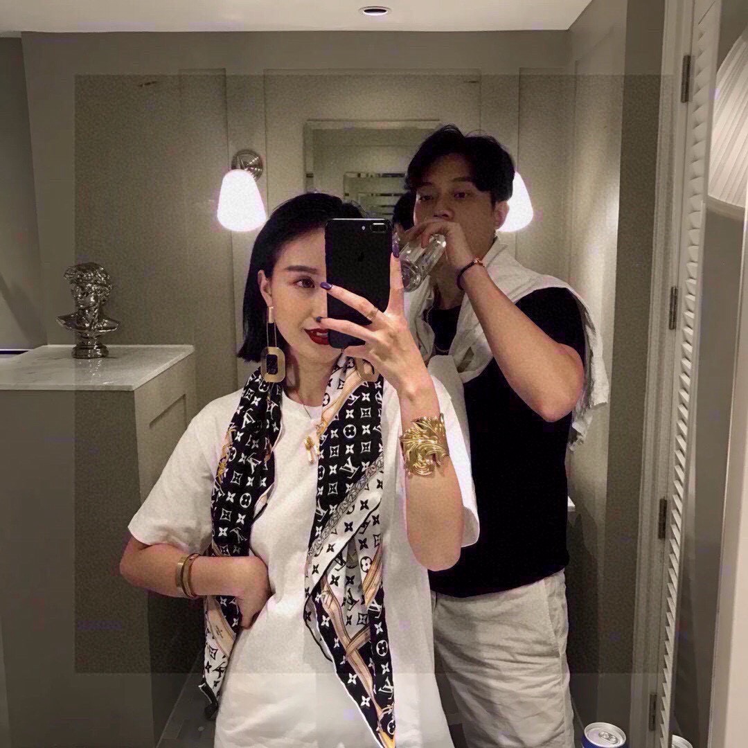 PLv…链条花。Lv2025在售款 90*90🍇🍇16姆米顶级真丝方巾……🍡2色现货……春秋季空调房必备