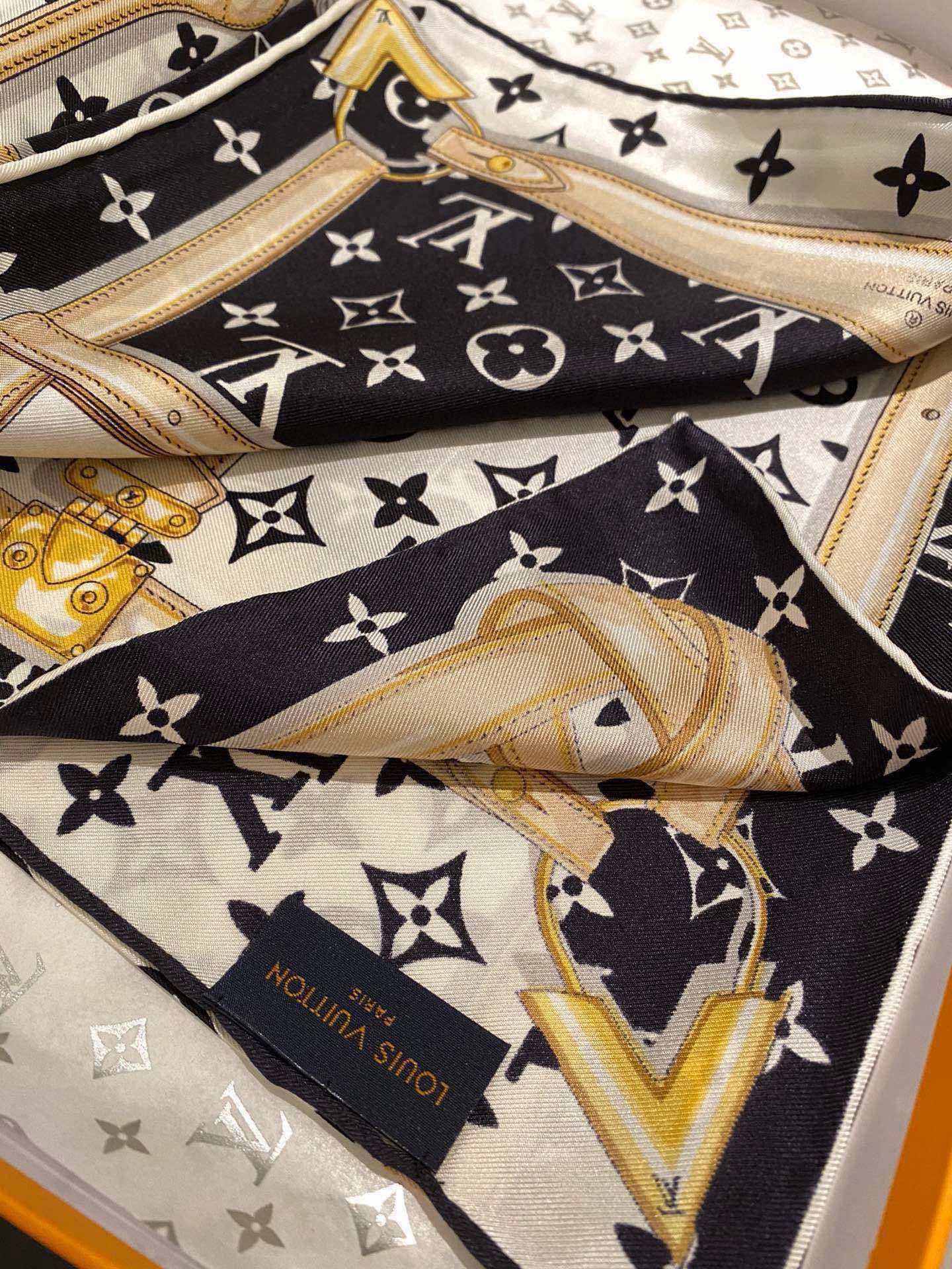 PLv…链条花。Lv2025在售款 90*90🍇🍇16姆米顶级真丝方巾……🍡2色现货……春秋季空调房必备