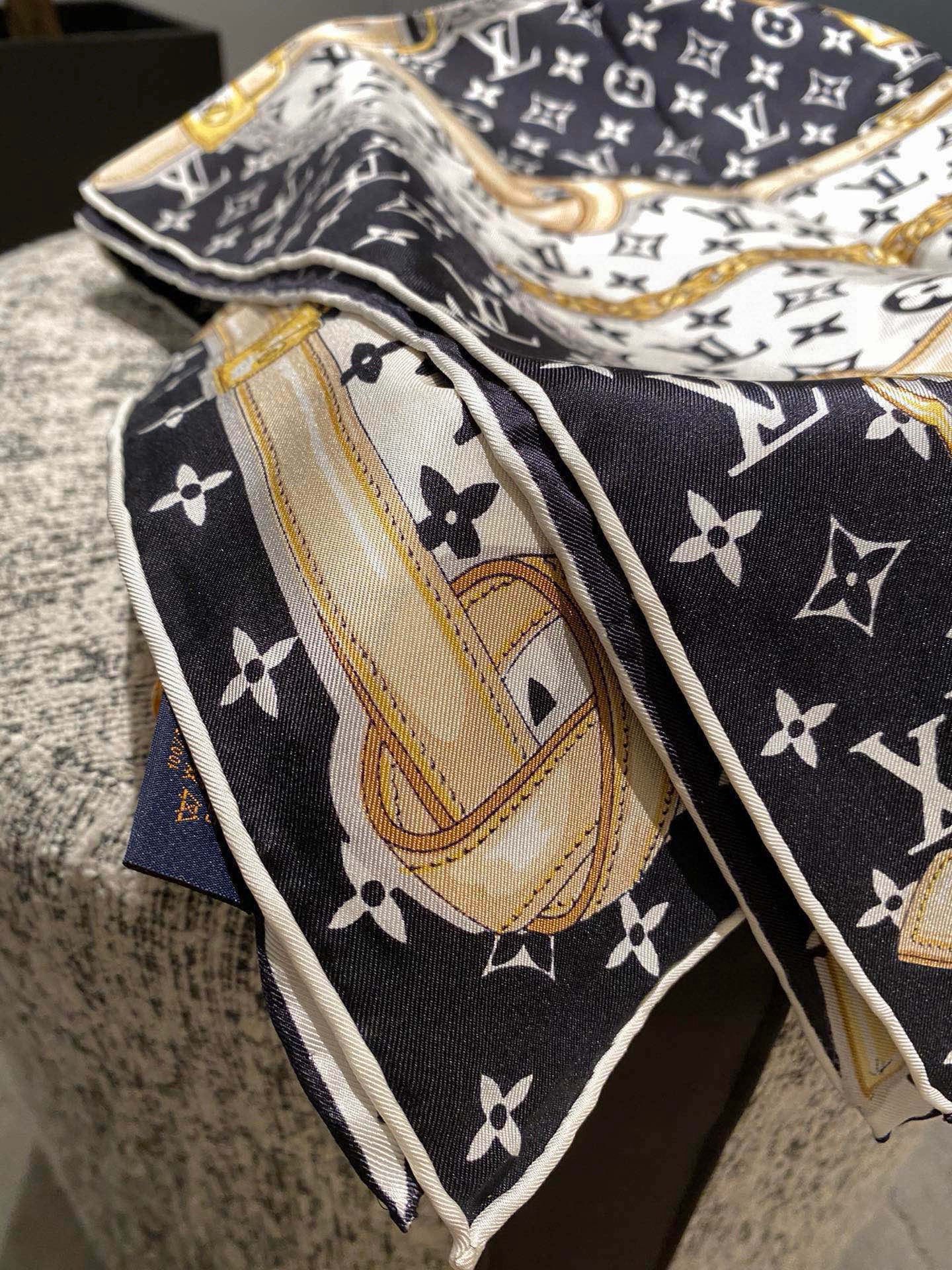 PLv…链条花。Lv2025在售款 90*90🍇🍇16姆米顶级真丝方巾……🍡2色现货……春秋季空调房必备