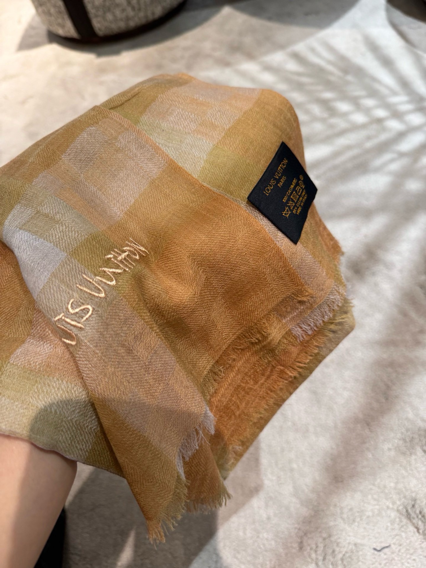 P这款当之无愧的新款爆款，L V额配色打造极致奢华的大牌风，纯色配以两大创造师的经典logo，低调中彰显