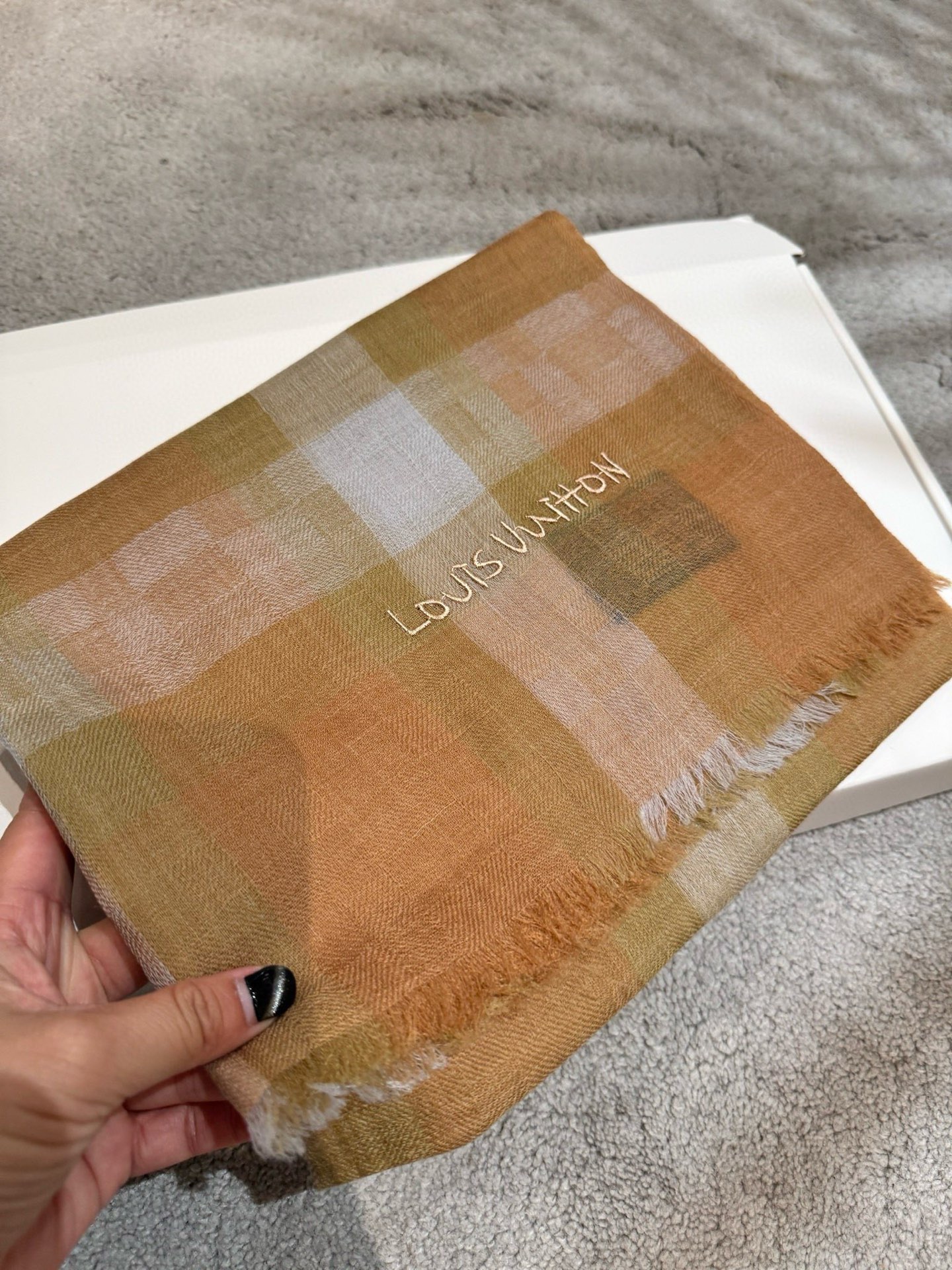 P这款当之无愧的新款爆款，L V额配色打造极致奢华的大牌风，纯色配以两大创造师的经典logo，低调中彰显