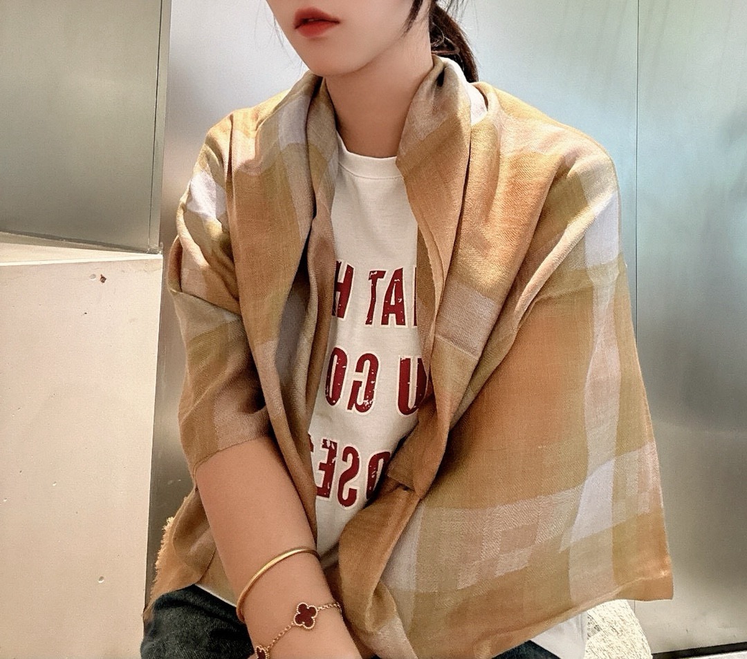 P这款当之无愧的新款爆款，L V额配色打造极致奢华的大牌风，纯色配以两大创造师的经典logo，低调中彰显