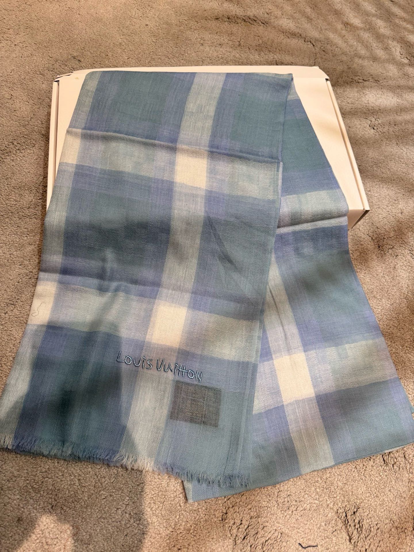 P这款当之无愧的新款爆款，L V额配色打造极致奢华的大牌风，纯色配以两大创造师的经典logo，低调中彰显