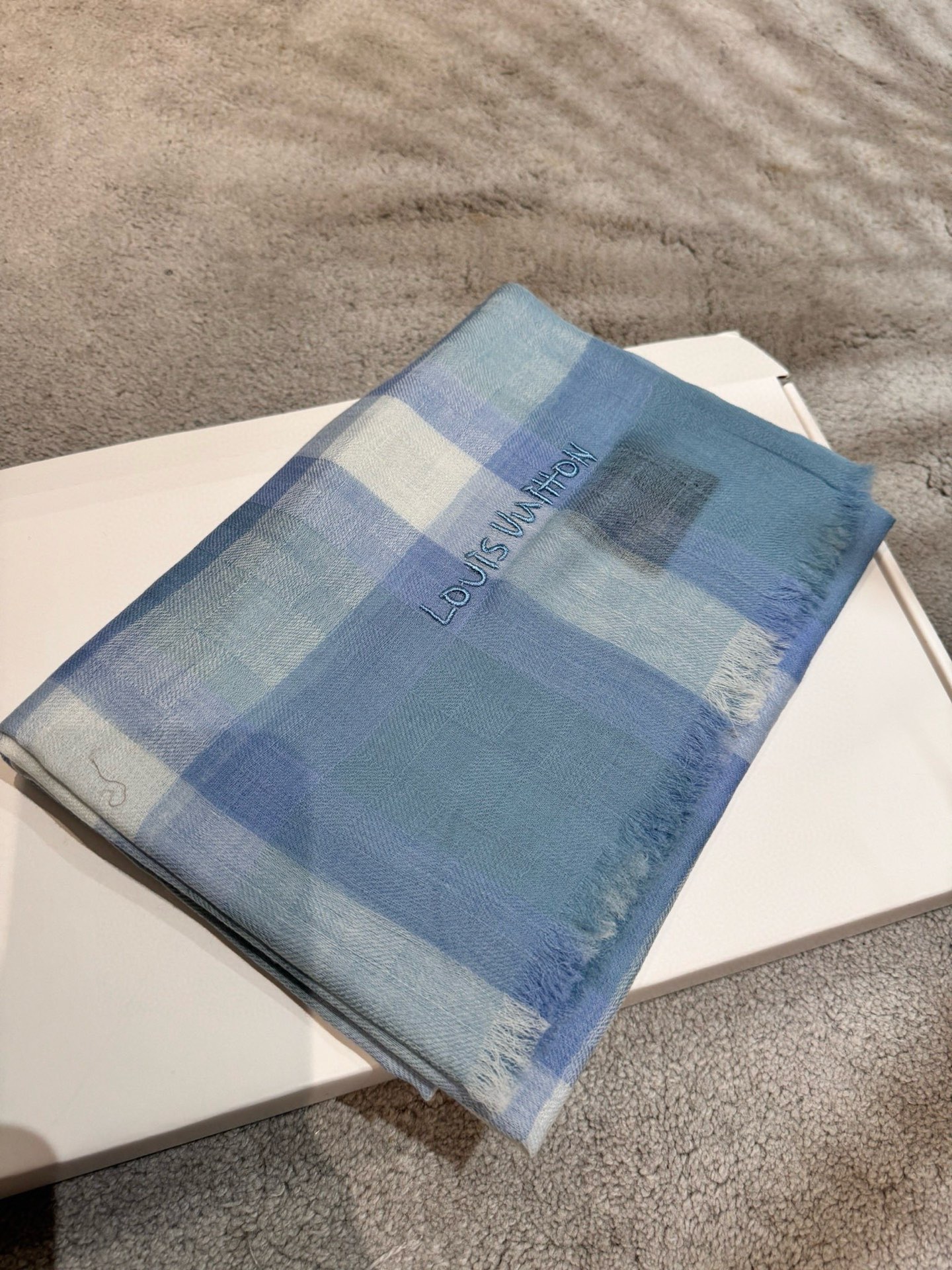 P这款当之无愧的新款爆款，L V额配色打造极致奢华的大牌风，纯色配以两大创造师的经典logo，低调中彰显