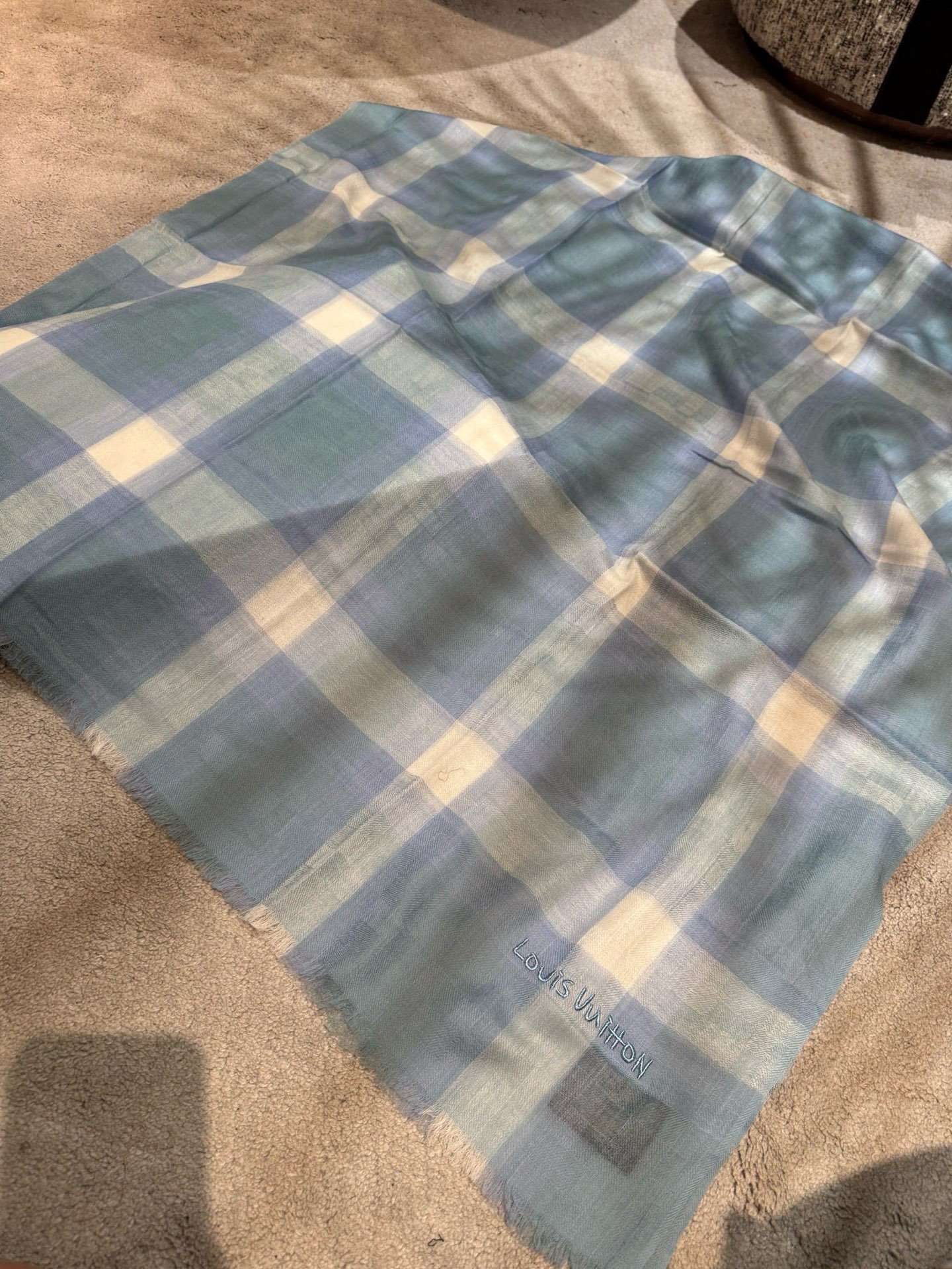 P这款当之无愧的新款爆款，L V额配色打造极致奢华的大牌风，纯色配以两大创造师的经典logo，低调中彰显