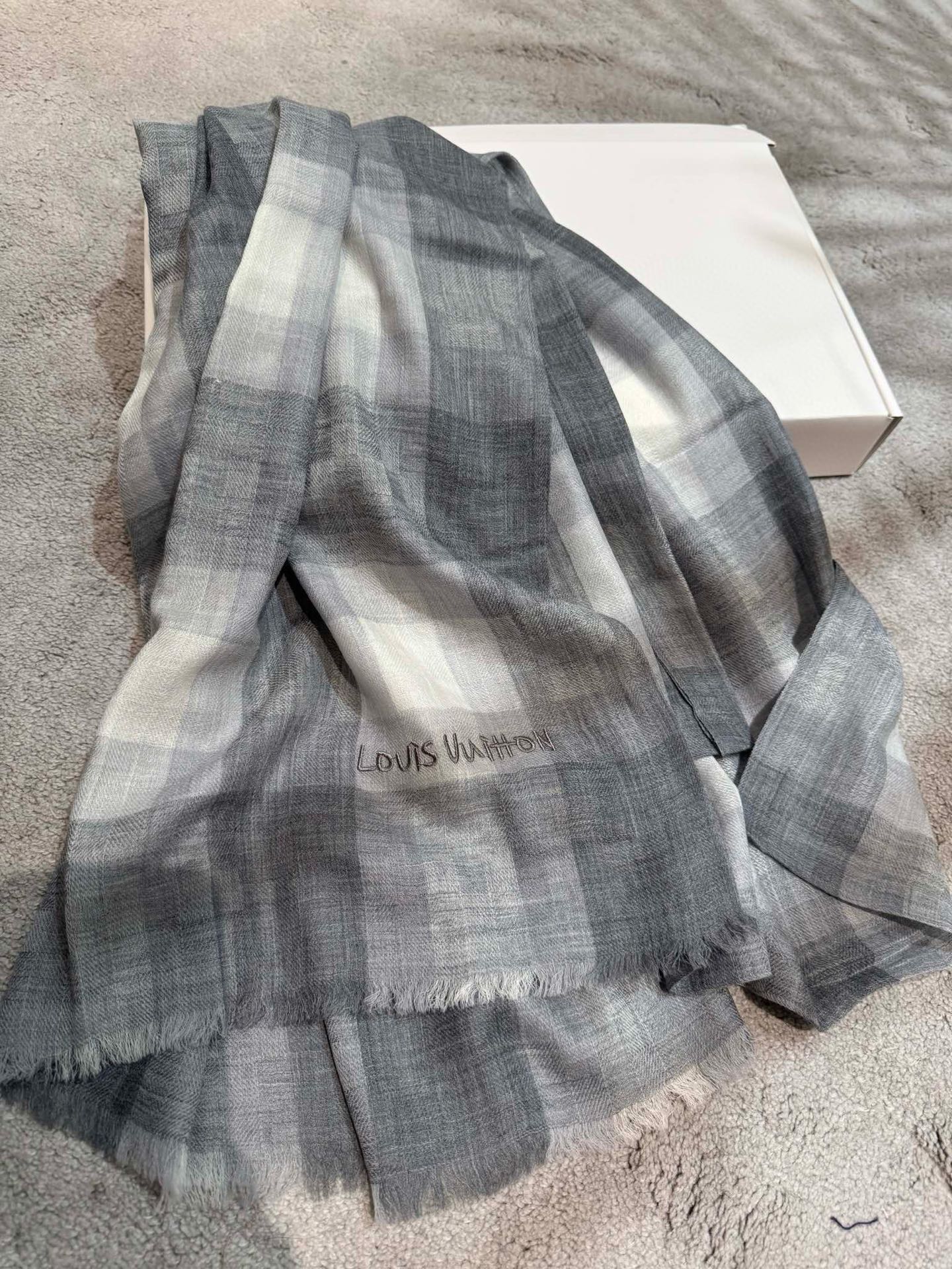 P这款当之无愧的新款爆款，L V额配色打造极致奢华的大牌风，纯色配以两大创造师的经典logo，低调中彰显