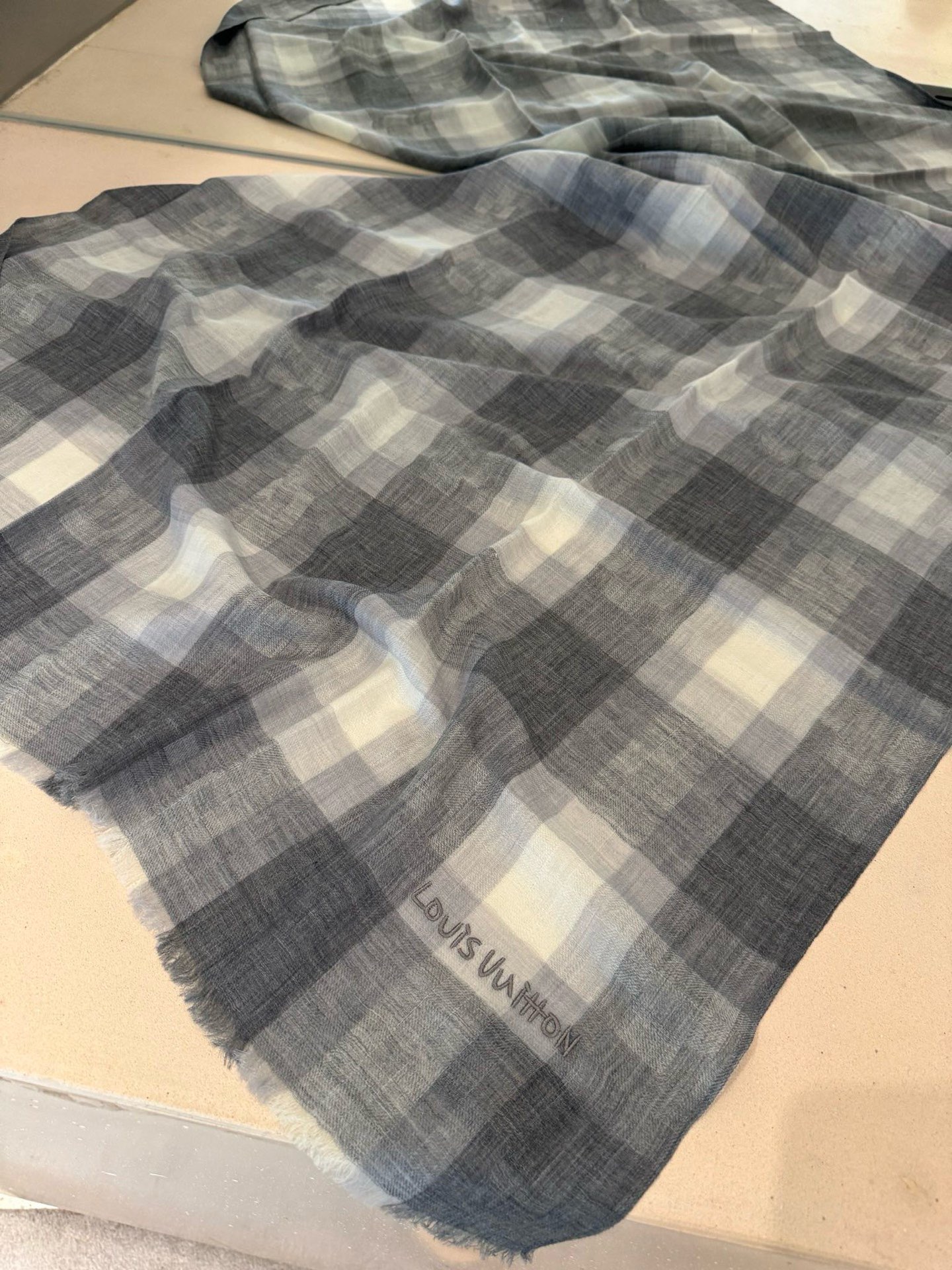 P这款当之无愧的新款爆款，L V额配色打造极致奢华的大牌风，纯色配以两大创造师的经典logo，低调中彰显