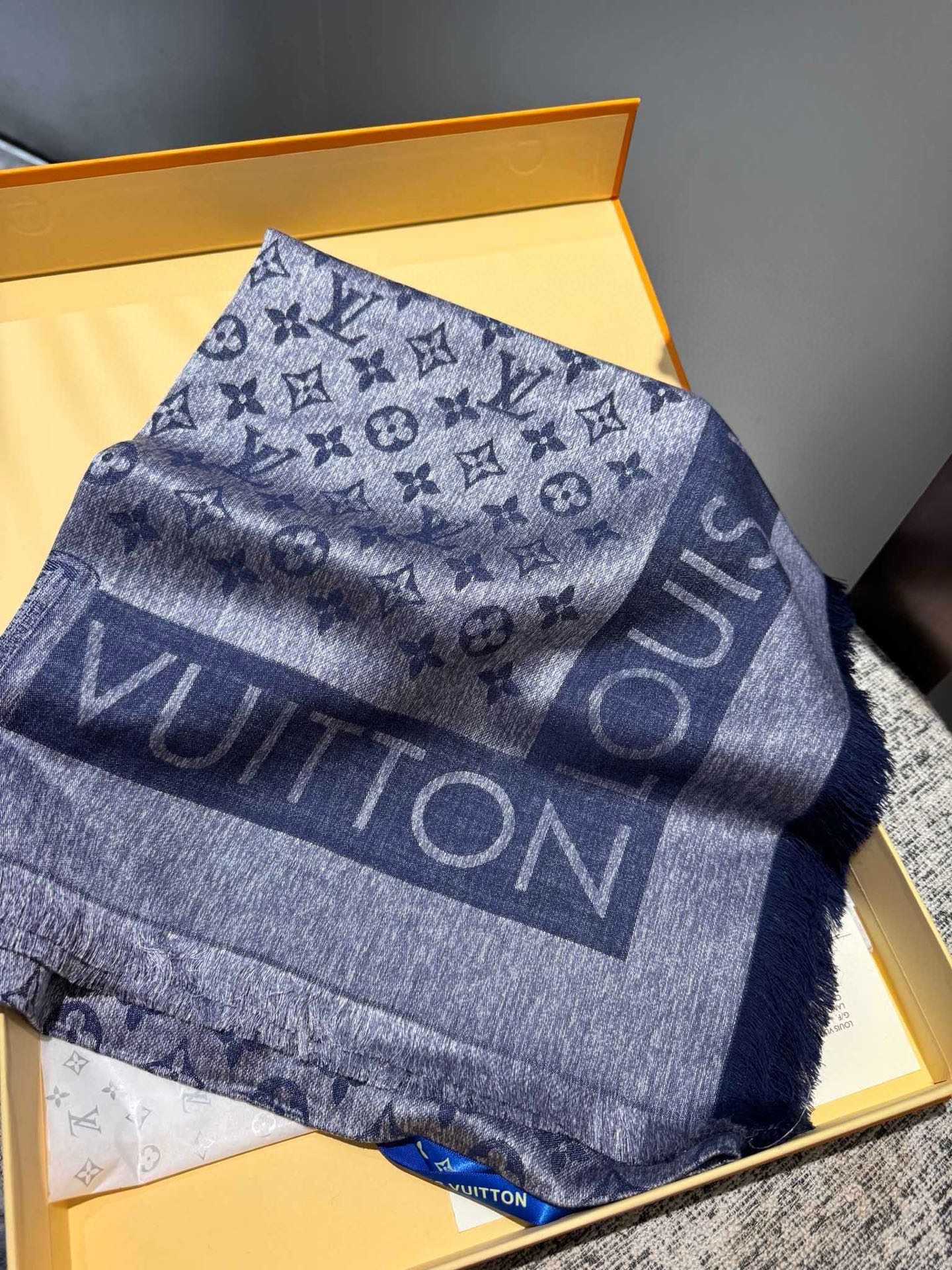 PL V 2025新款披肩，仿佛挚爱牛仔裤经过时间洗礼后的别致纹理。华美丝毛混纺裁出大幅尺寸，带来多种造