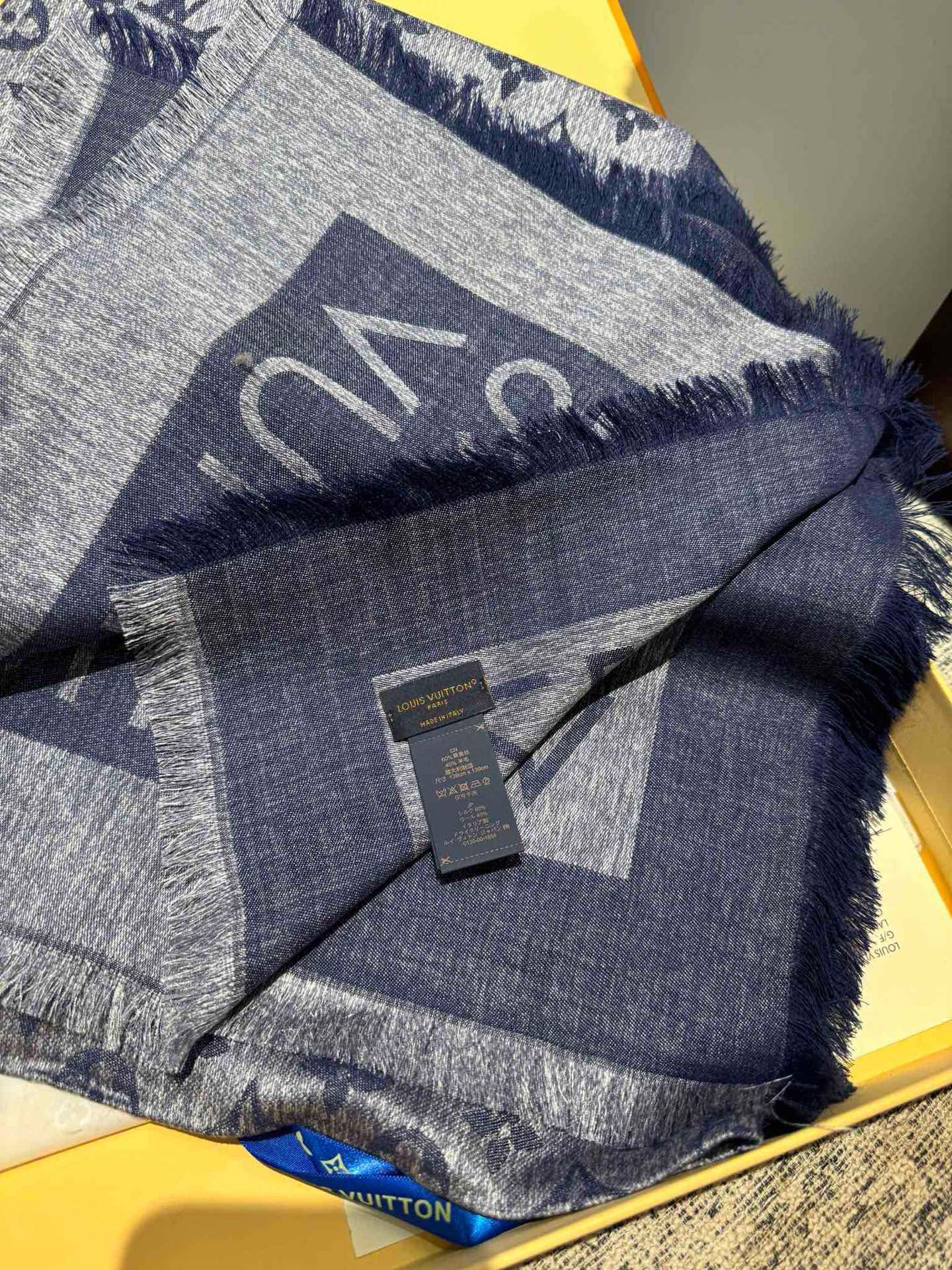 PL V 2025新款披肩，仿佛挚爱牛仔裤经过时间洗礼后的别致纹理。华美丝毛混纺裁出大幅尺寸，带来多种造