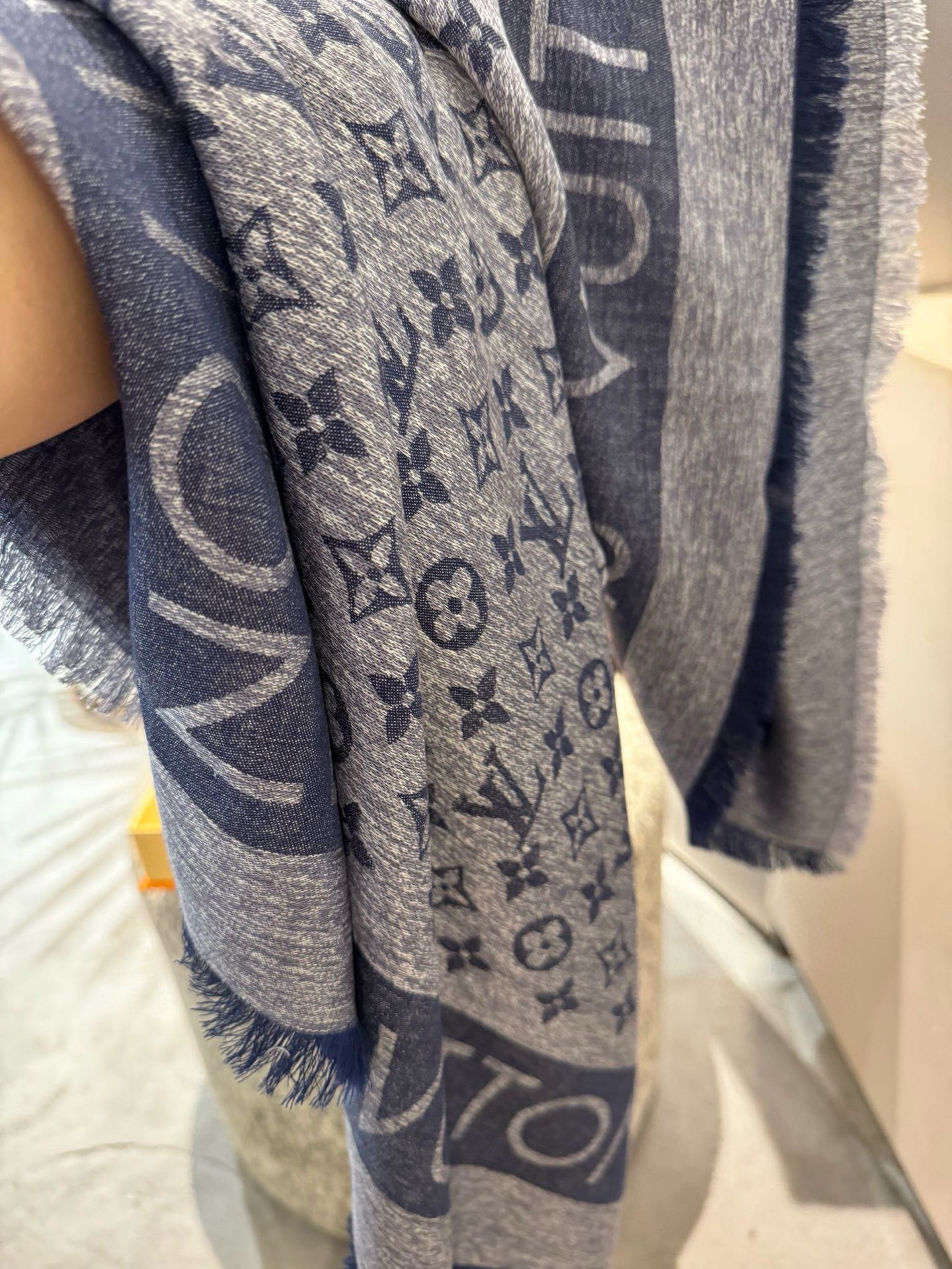 PL V 2025新款披肩，仿佛挚爱牛仔裤经过时间洗礼后的别致纹理。华美丝毛混纺裁出大幅尺寸，带来多种造