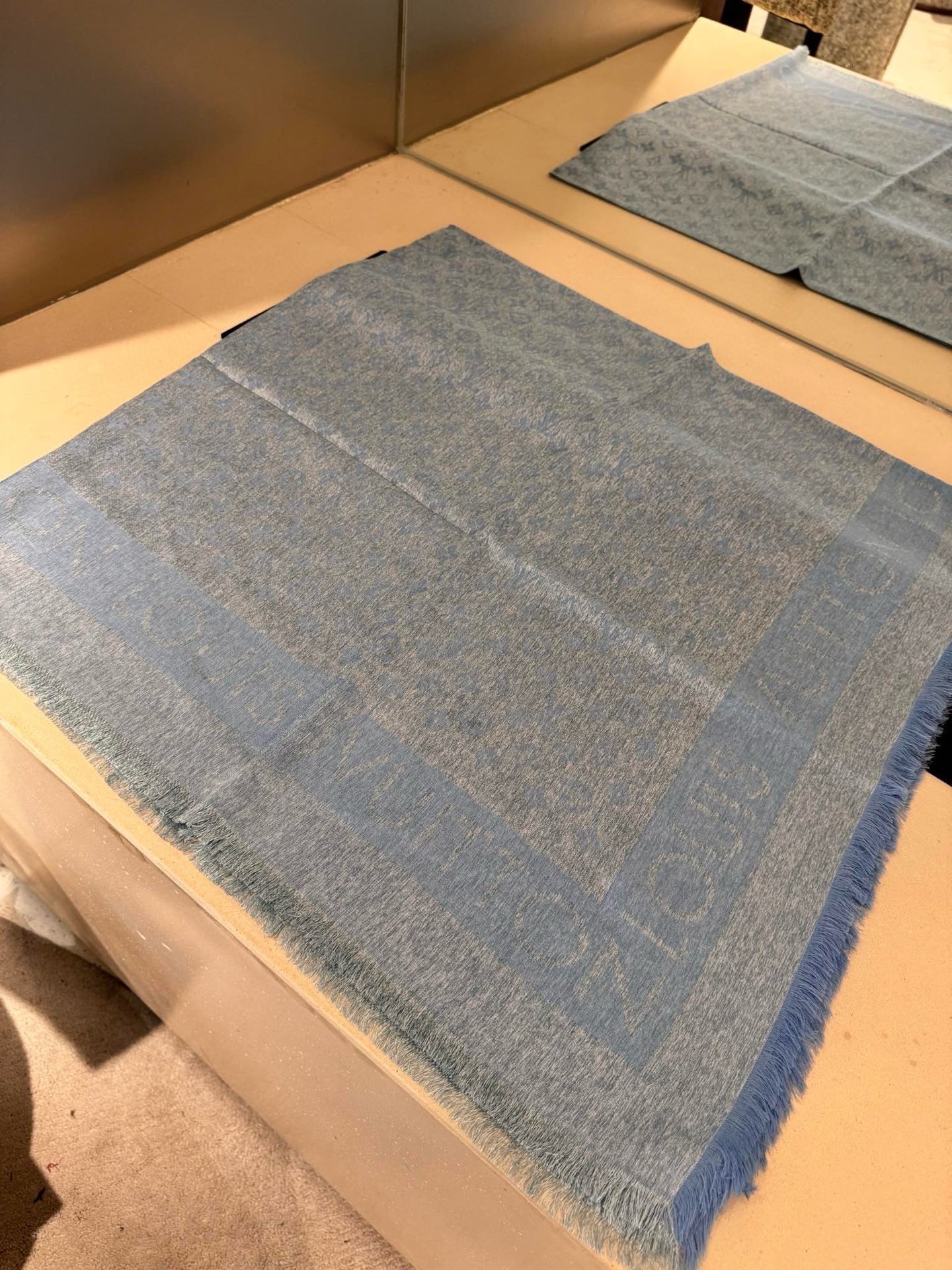 PL V 2025新款披肩，仿佛挚爱牛仔裤经过时间洗礼后的别致纹理。华美丝毛混纺裁出大幅尺寸，带来多种造