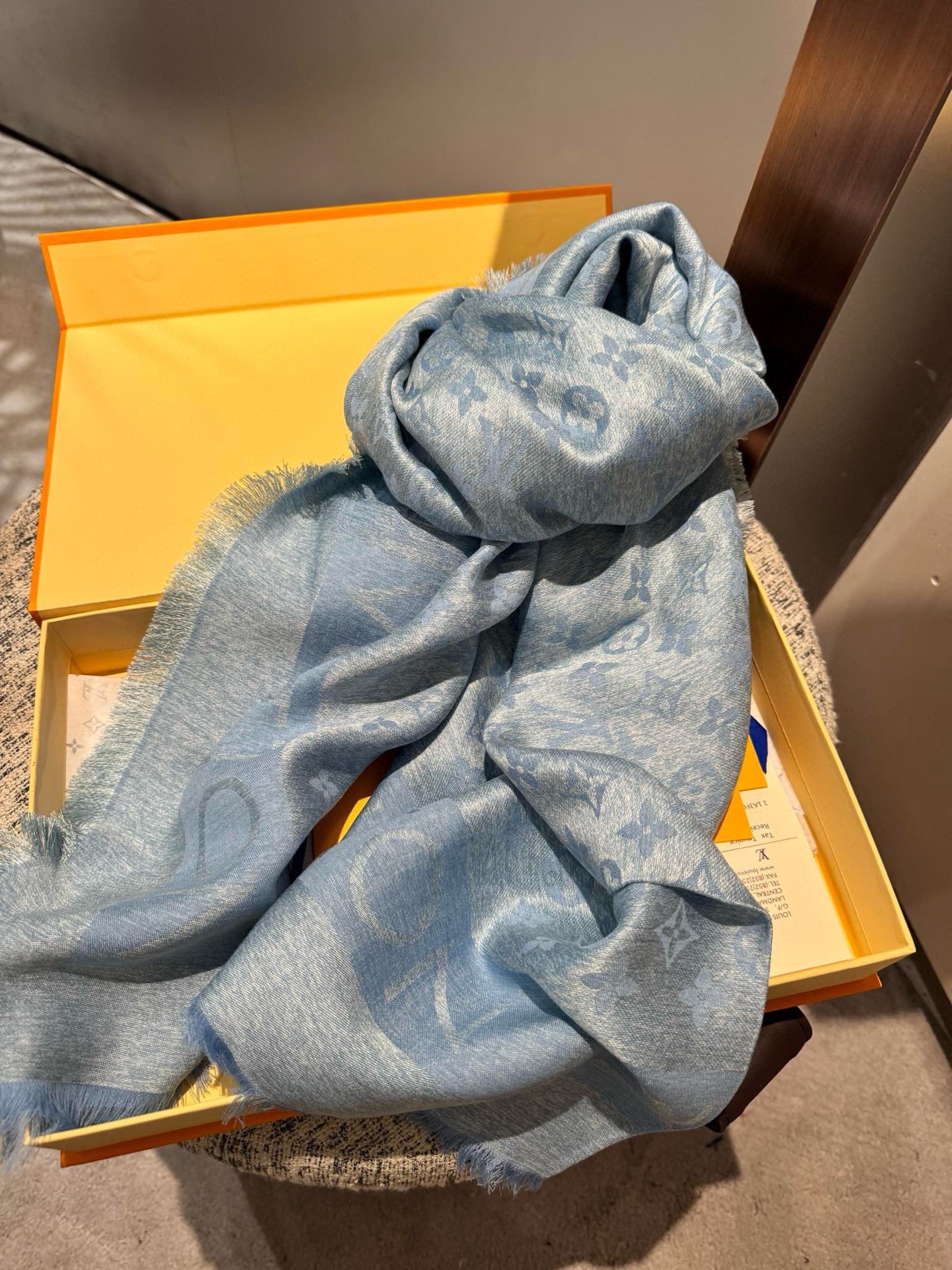 PL V 2025新款披肩，仿佛挚爱牛仔裤经过时间洗礼后的别致纹理。华美丝毛混纺裁出大幅尺寸，带来多种造