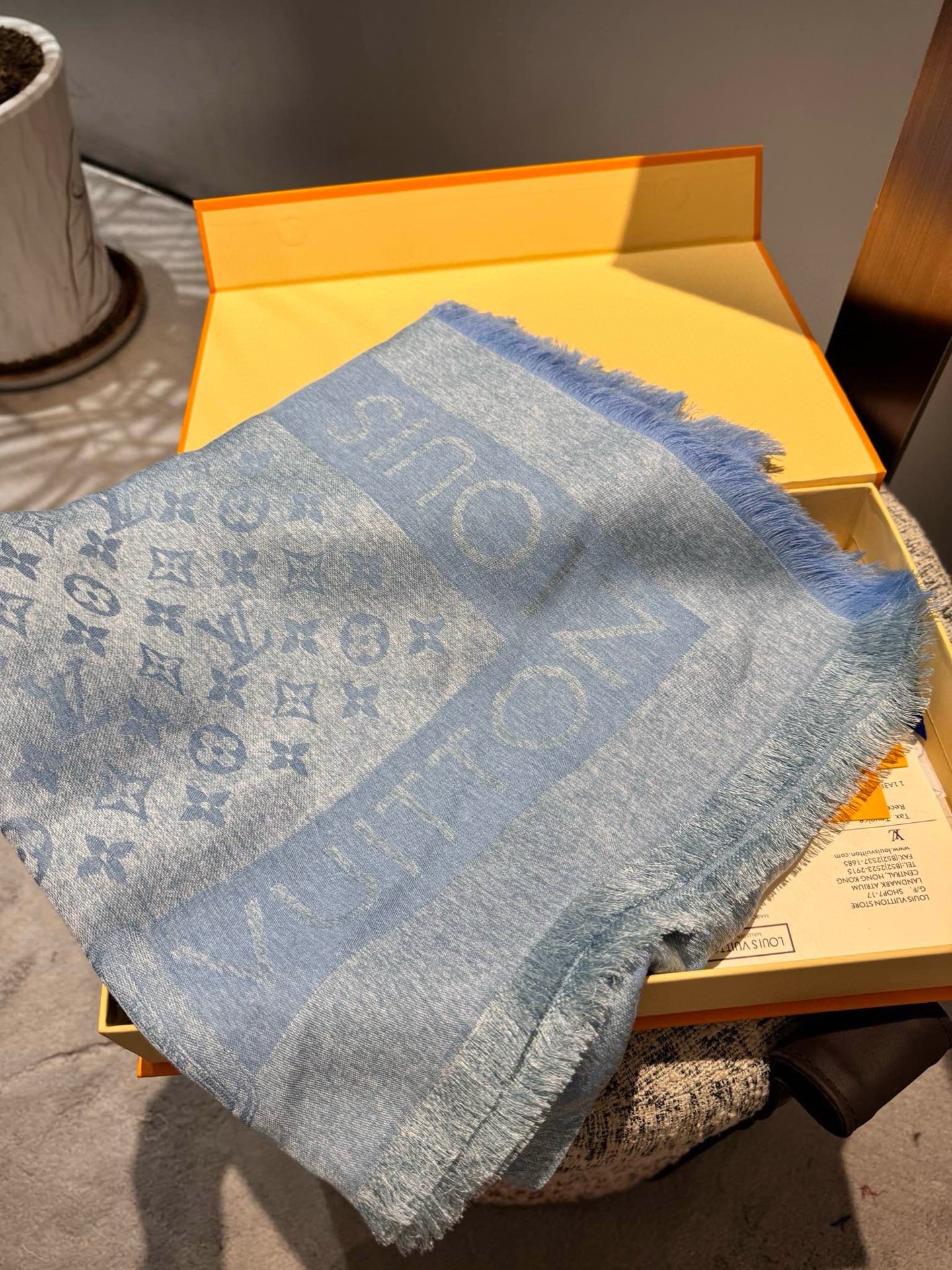 PL V 2025新款披肩，仿佛挚爱牛仔裤经过时间洗礼后的别致纹理。华美丝毛混纺裁出大幅尺寸，带来多种造