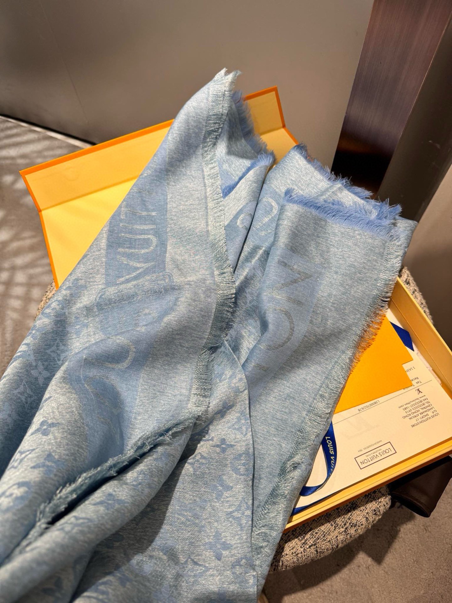 PL V 2025新款披肩，仿佛挚爱牛仔裤经过时间洗礼后的别致纹理。华美丝毛混纺裁出大幅尺寸，带来多种造