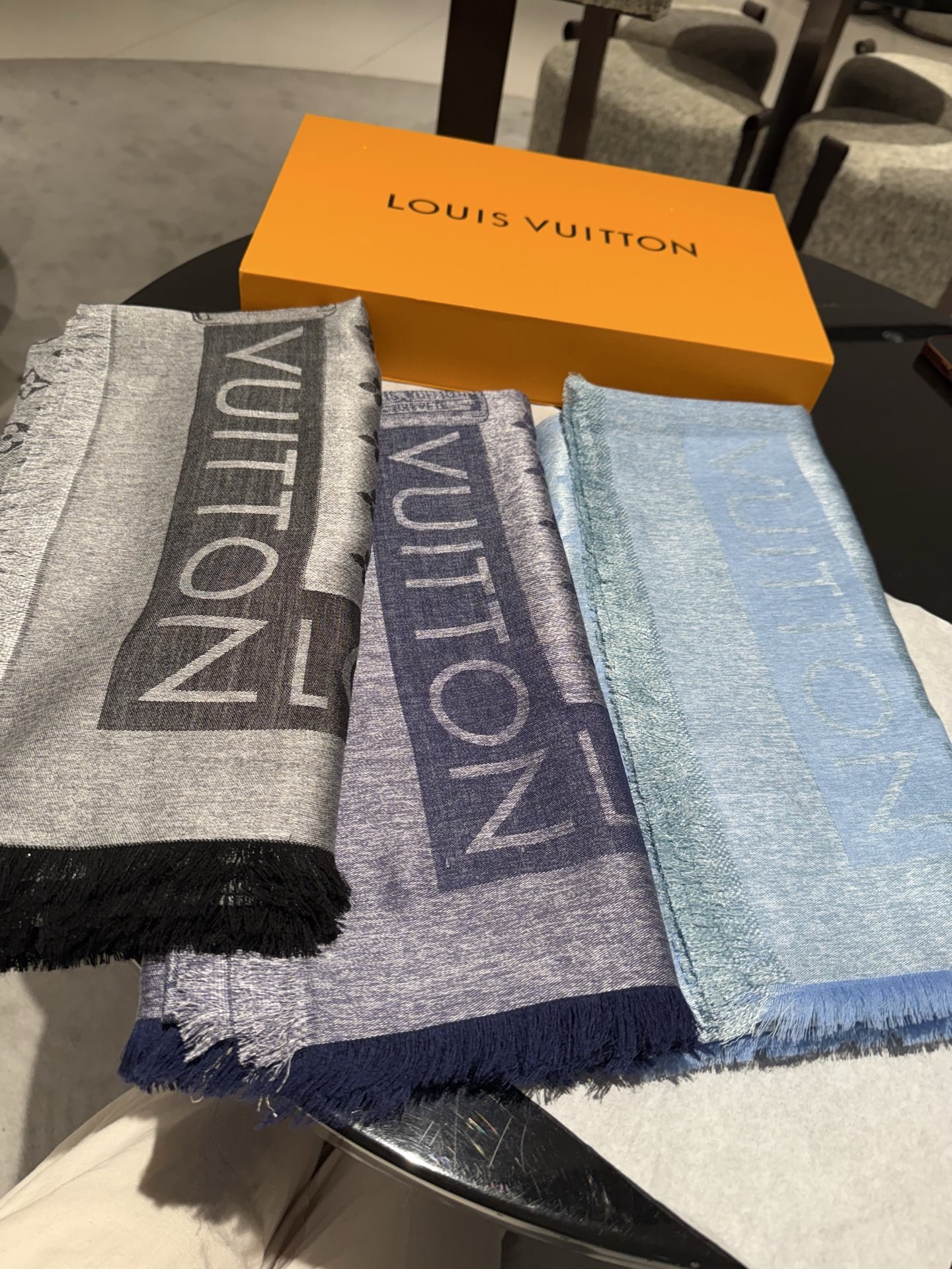 PL V 2025新款披肩，仿佛挚爱牛仔裤经过时间洗礼后的别致纹理。华美丝毛混纺裁出大幅尺寸，带来多种造