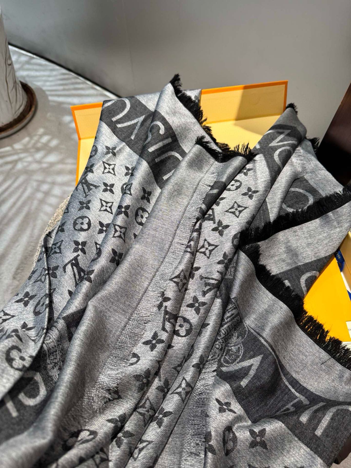 PL V 2025新款披肩，仿佛挚爱牛仔裤经过时间洗礼后的别致纹理。华美丝毛混纺裁出大幅尺寸，带来多种造