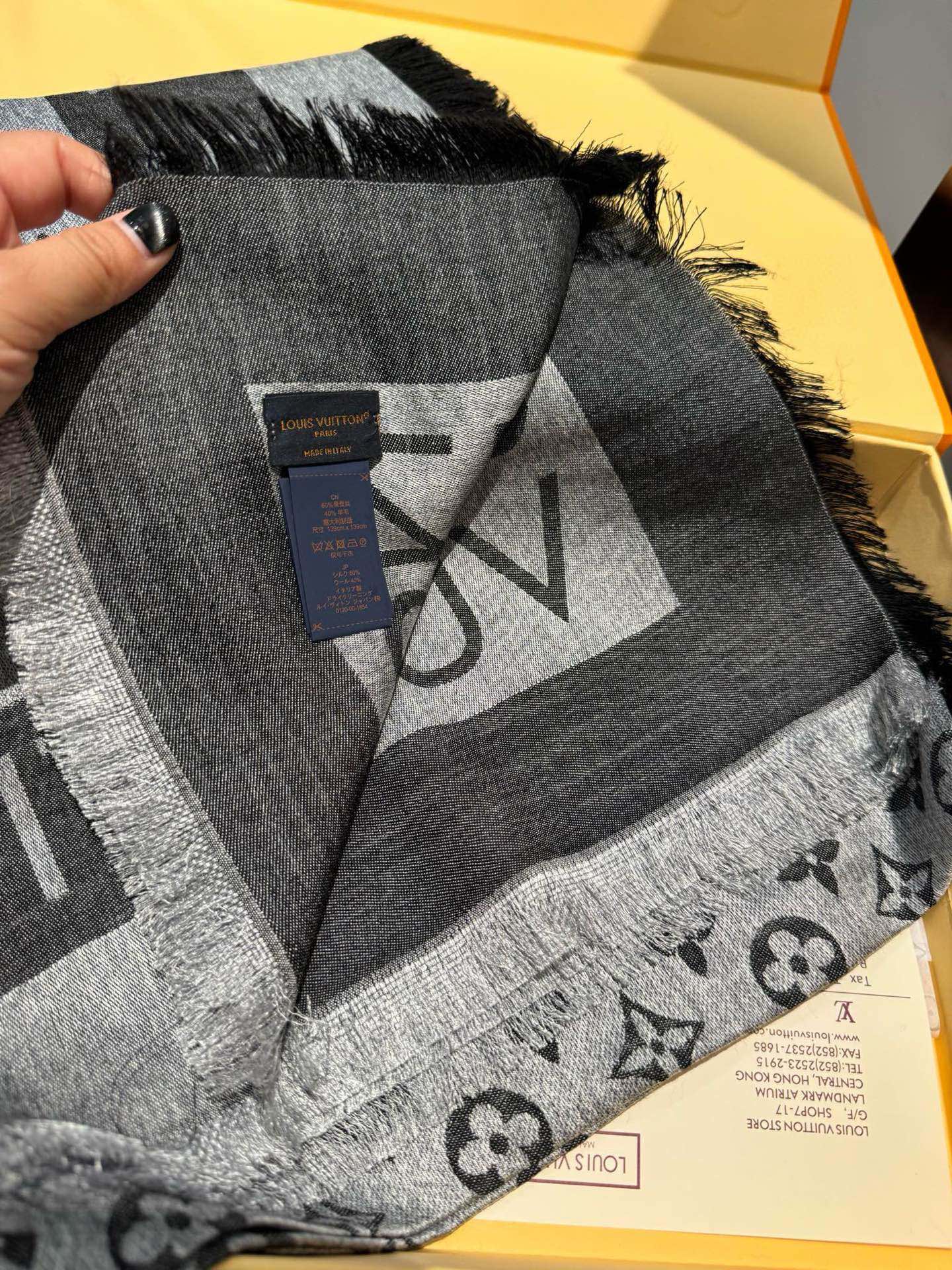 PL V 2025新款披肩，仿佛挚爱牛仔裤经过时间洗礼后的别致纹理。华美丝毛混纺裁出大幅尺寸，带来多种造