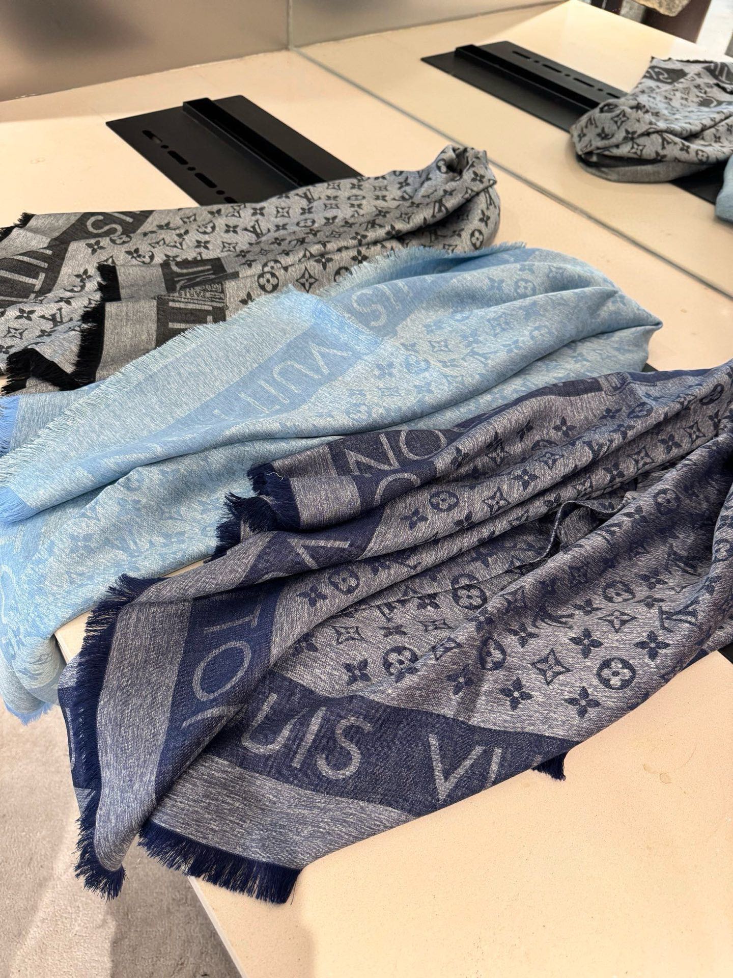 PL V 2025新款披肩，仿佛挚爱牛仔裤经过时间洗礼后的别致纹理。华美丝毛混纺裁出大幅尺寸，带来多种造