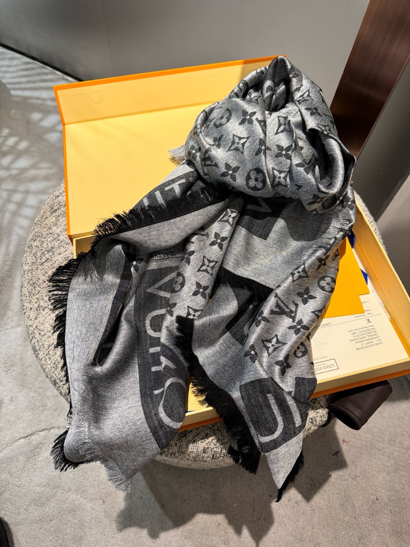 PL V 2025新款披肩，仿佛挚爱牛仔裤经过时间洗礼后的别致纹理。华美丝毛混纺裁出大幅尺寸，带来多种造