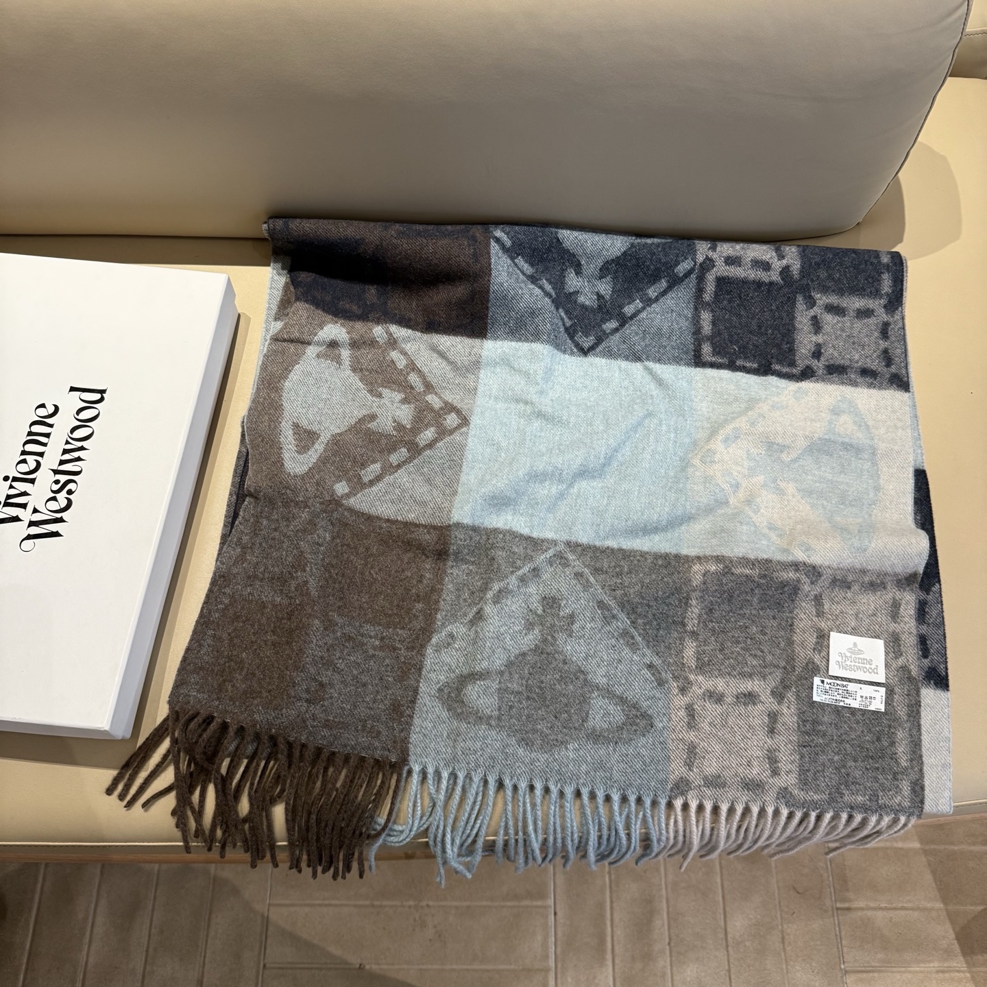 P𝐕𝐢𝐯𝐢𝐞𝐧𝐧𝐞 𝐖𝐞𝐬𝐭𝐰𝐨𝐨𝐝🪐✨经典大土星围巾 vivienne westwood西太后土星 英