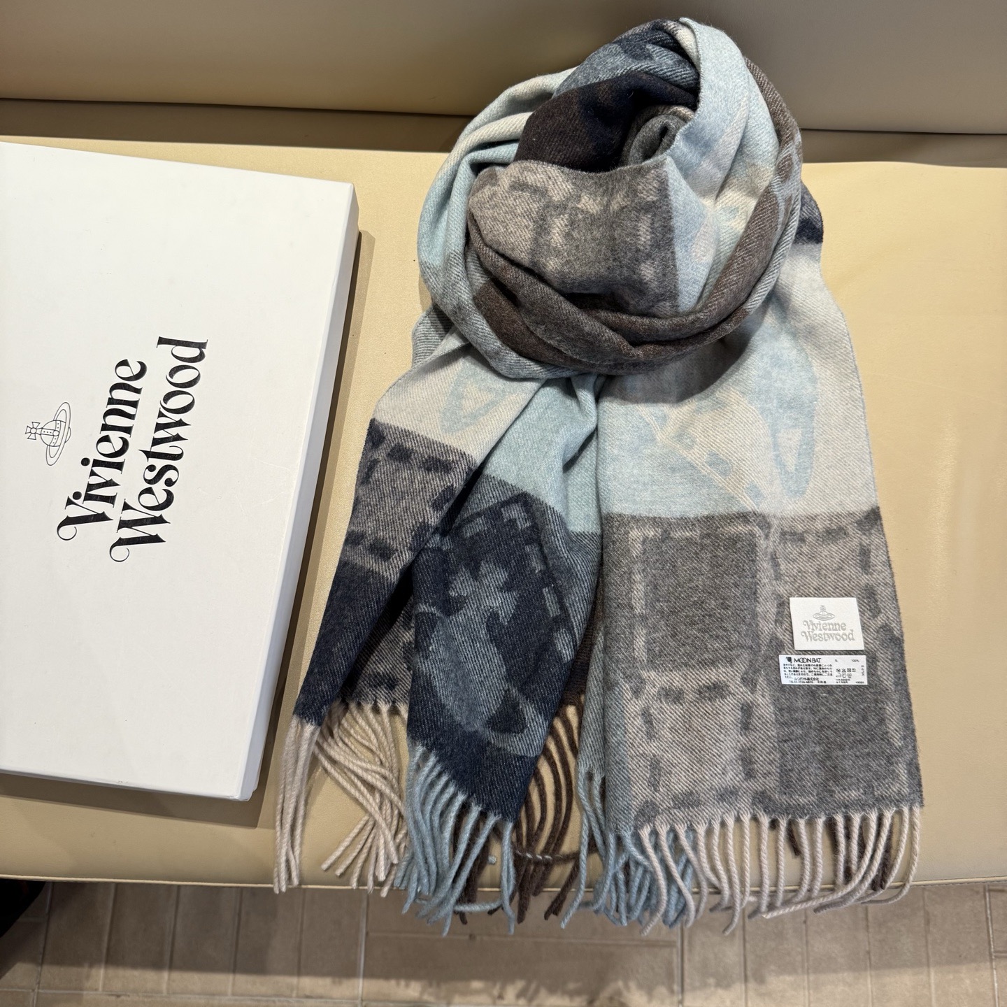 P𝐕𝐢𝐯𝐢𝐞𝐧𝐧𝐞 𝐖𝐞𝐬𝐭𝐰𝐨𝐨𝐝🪐✨经典大土星围巾 vivienne westwood西太后土星 英