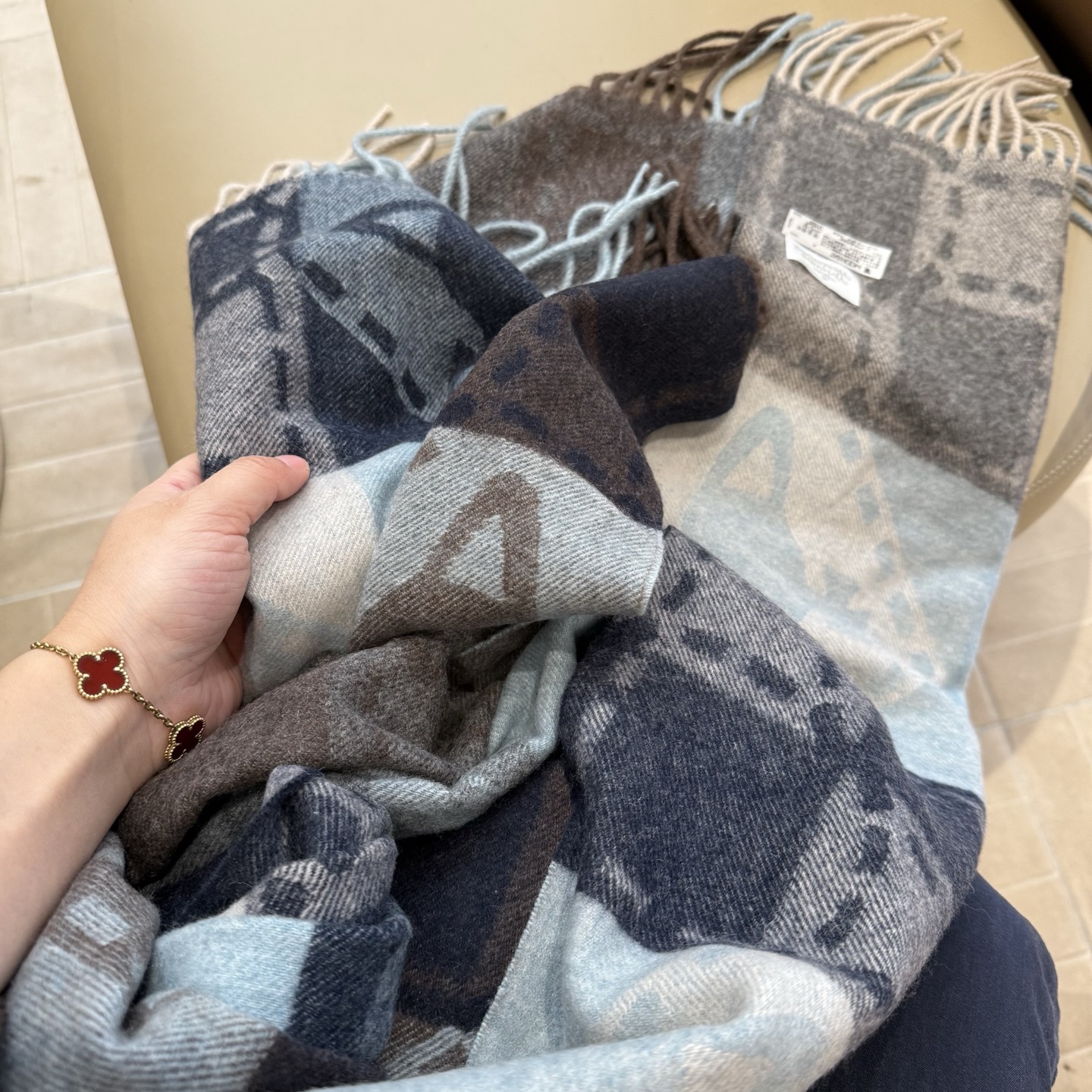 P𝐕𝐢𝐯𝐢𝐞𝐧𝐧𝐞 𝐖𝐞𝐬𝐭𝐰𝐨𝐨𝐝🪐✨经典大土星围巾 vivienne westwood西太后土星 英