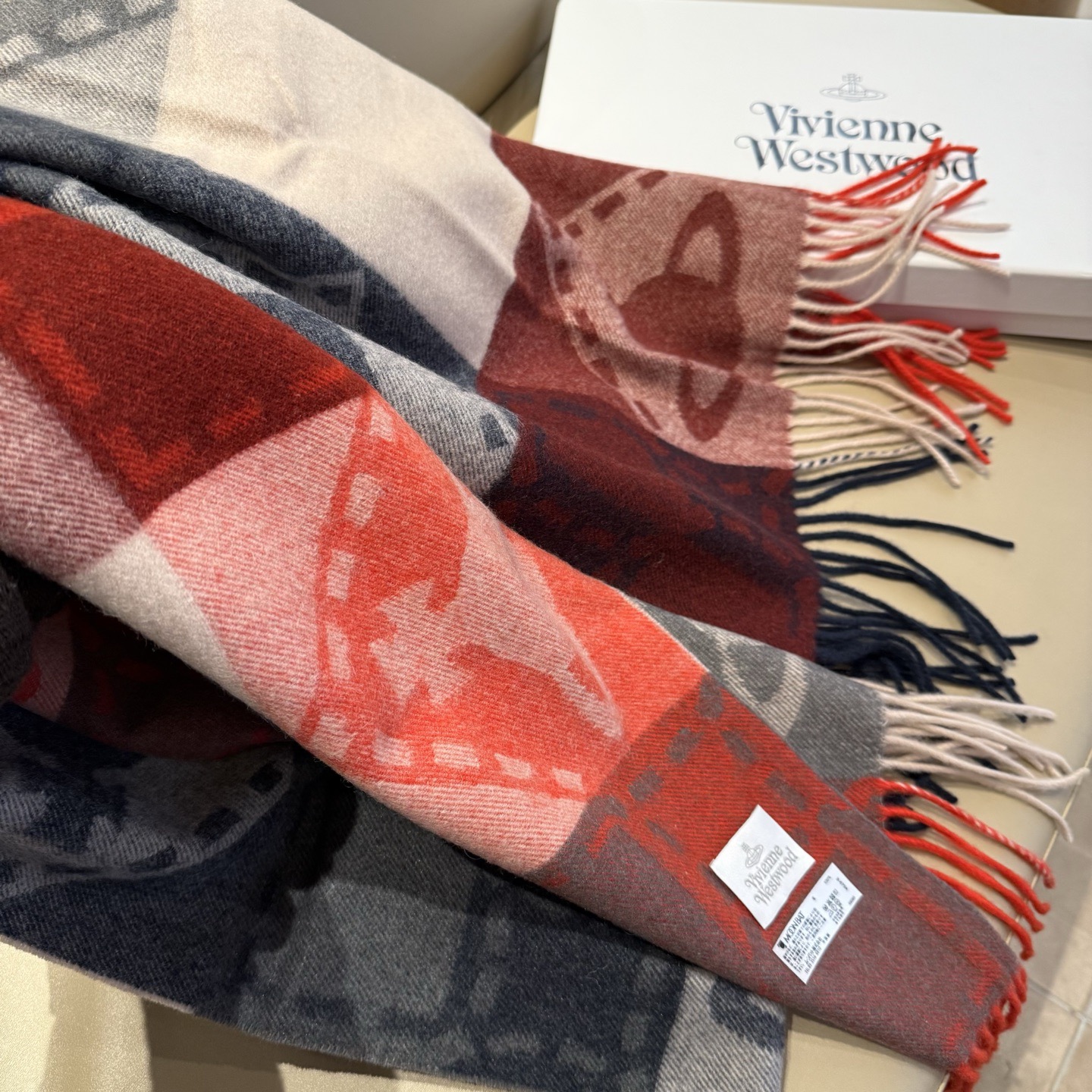 P𝐕𝐢𝐯𝐢𝐞𝐧𝐧𝐞 𝐖𝐞𝐬𝐭𝐰𝐨𝐨𝐝🪐✨经典大土星围巾 vivienne westwood西太后土星 英