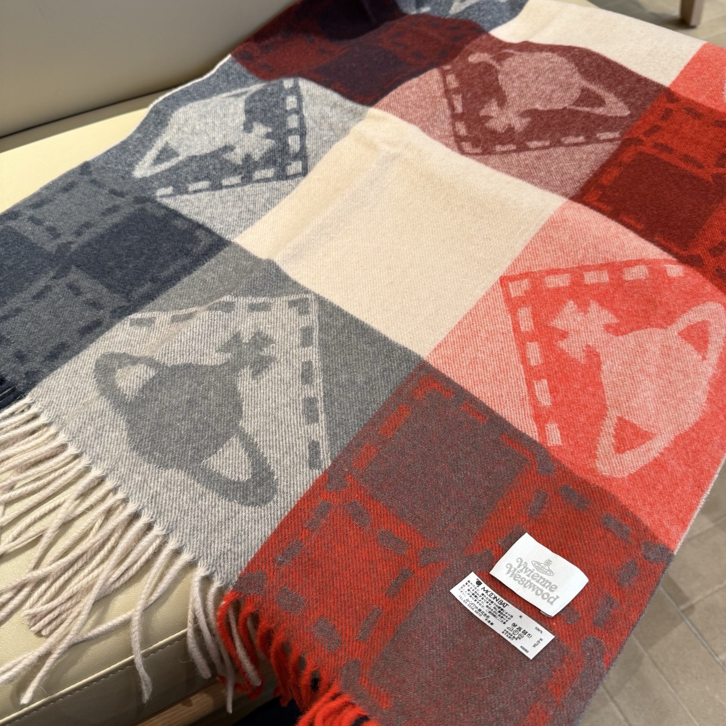 P𝐕𝐢𝐯𝐢𝐞𝐧𝐧𝐞 𝐖𝐞𝐬𝐭𝐰𝐨𝐨𝐝🪐✨经典大土星围巾 vivienne westwood西太后土星 英