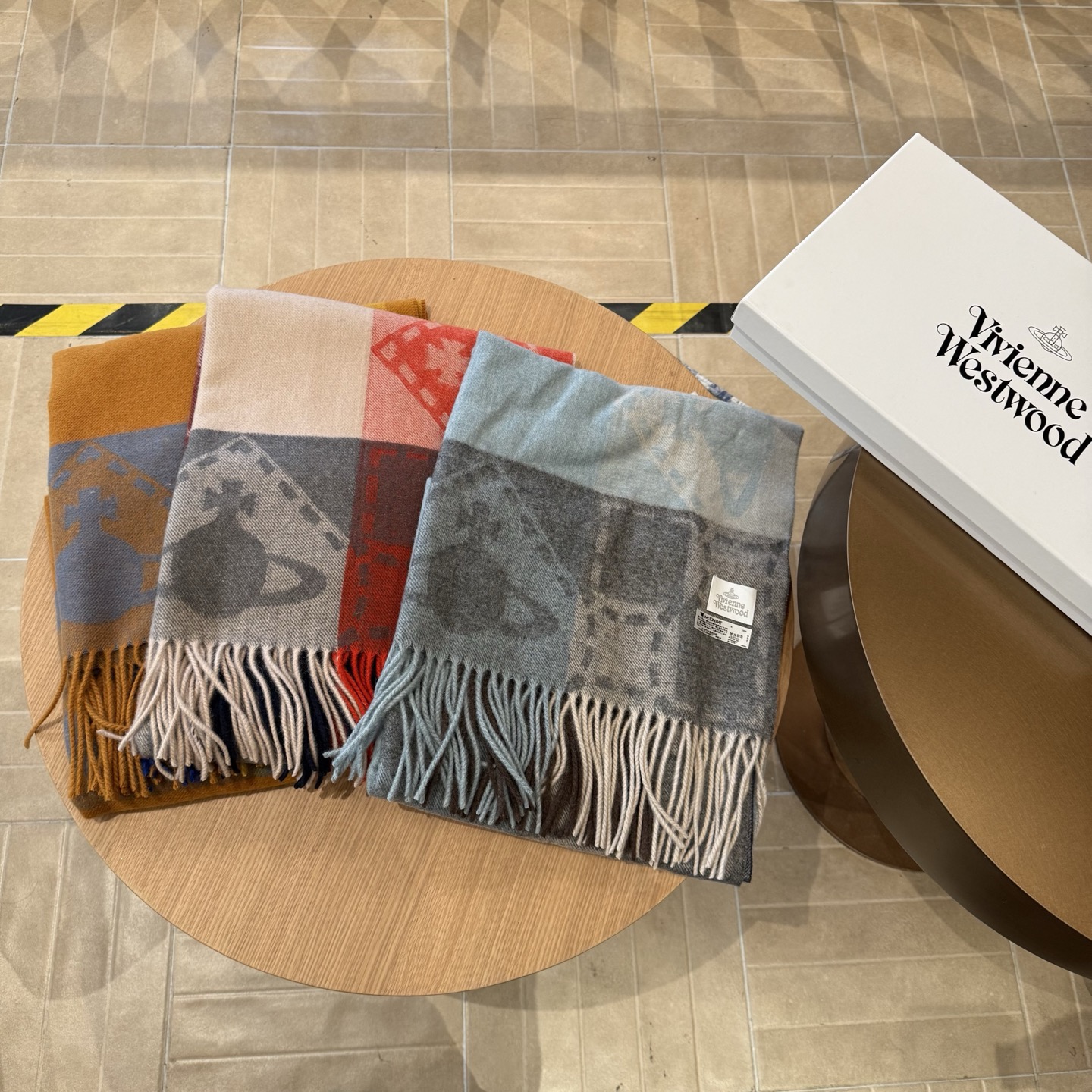 P𝐕𝐢𝐯𝐢𝐞𝐧𝐧𝐞 𝐖𝐞𝐬𝐭𝐰𝐨𝐨𝐝🪐✨经典大土星围巾 vivienne westwood西太后土星 英