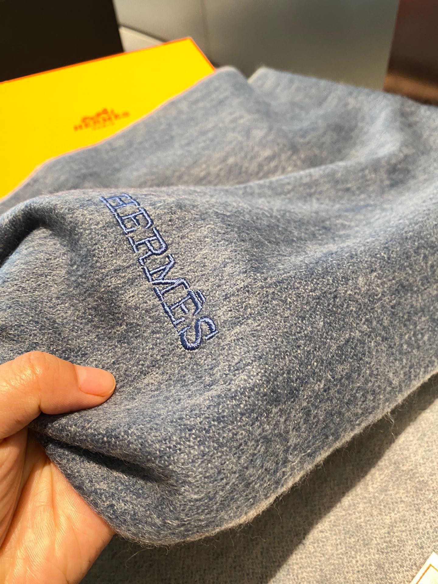 P爱马仕2025巴黎时装展商务男士女士通用双面羊绒披肩。代工厂臻选上乘的超细羊绒纤维 进行纯手工精梳处理