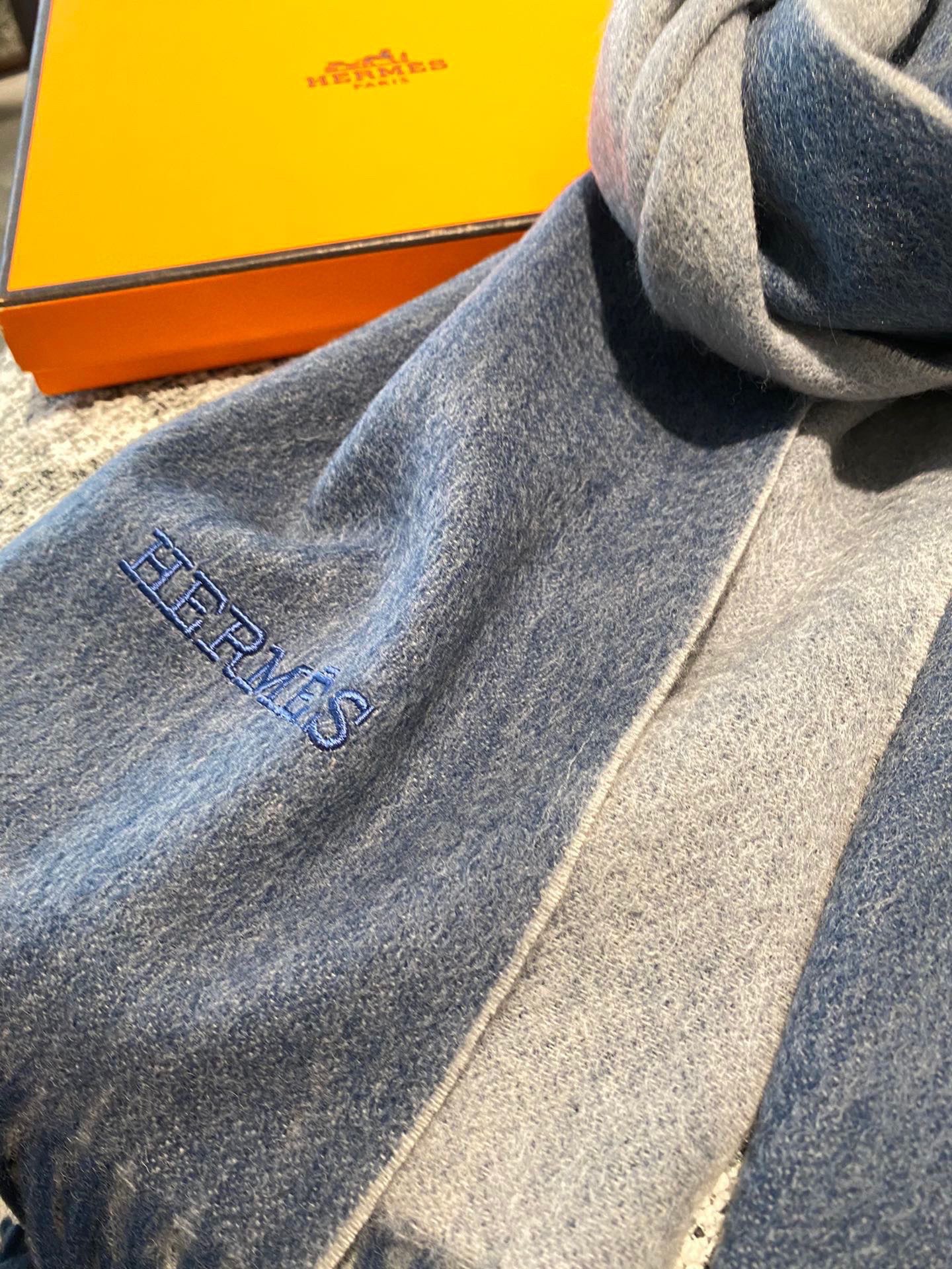 P爱马仕2025巴黎时装展商务男士女士通用双面羊绒披肩。代工厂臻选上乘的超细羊绒纤维 进行纯手工精梳处理