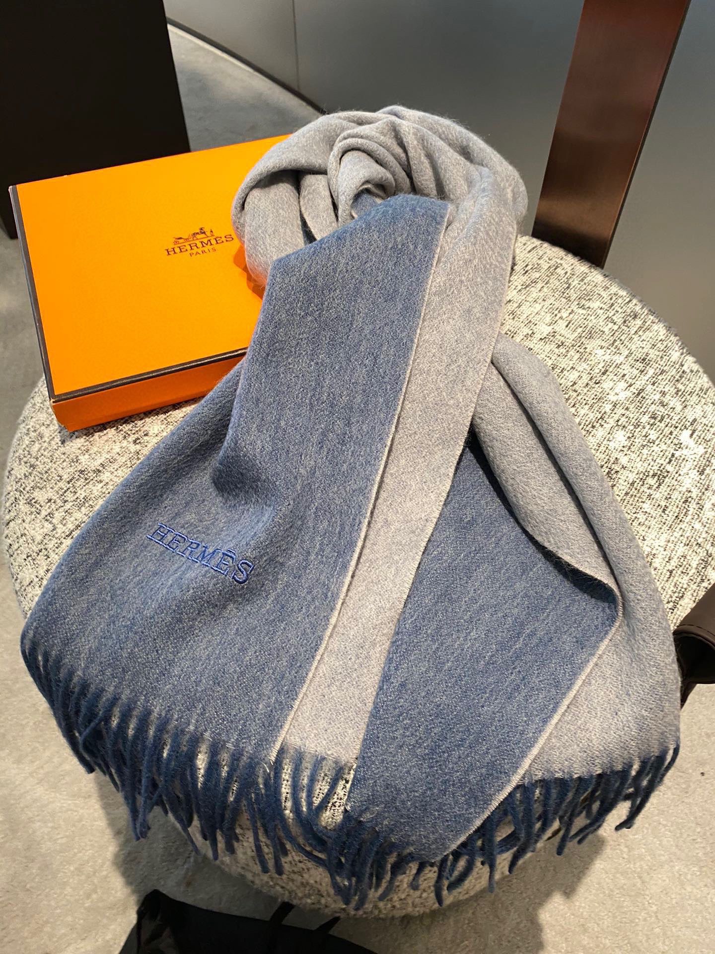 P爱马仕2025巴黎时装展商务男士女士通用双面羊绒披肩。代工厂臻选上乘的超细羊绒纤维 进行纯手工精梳处理