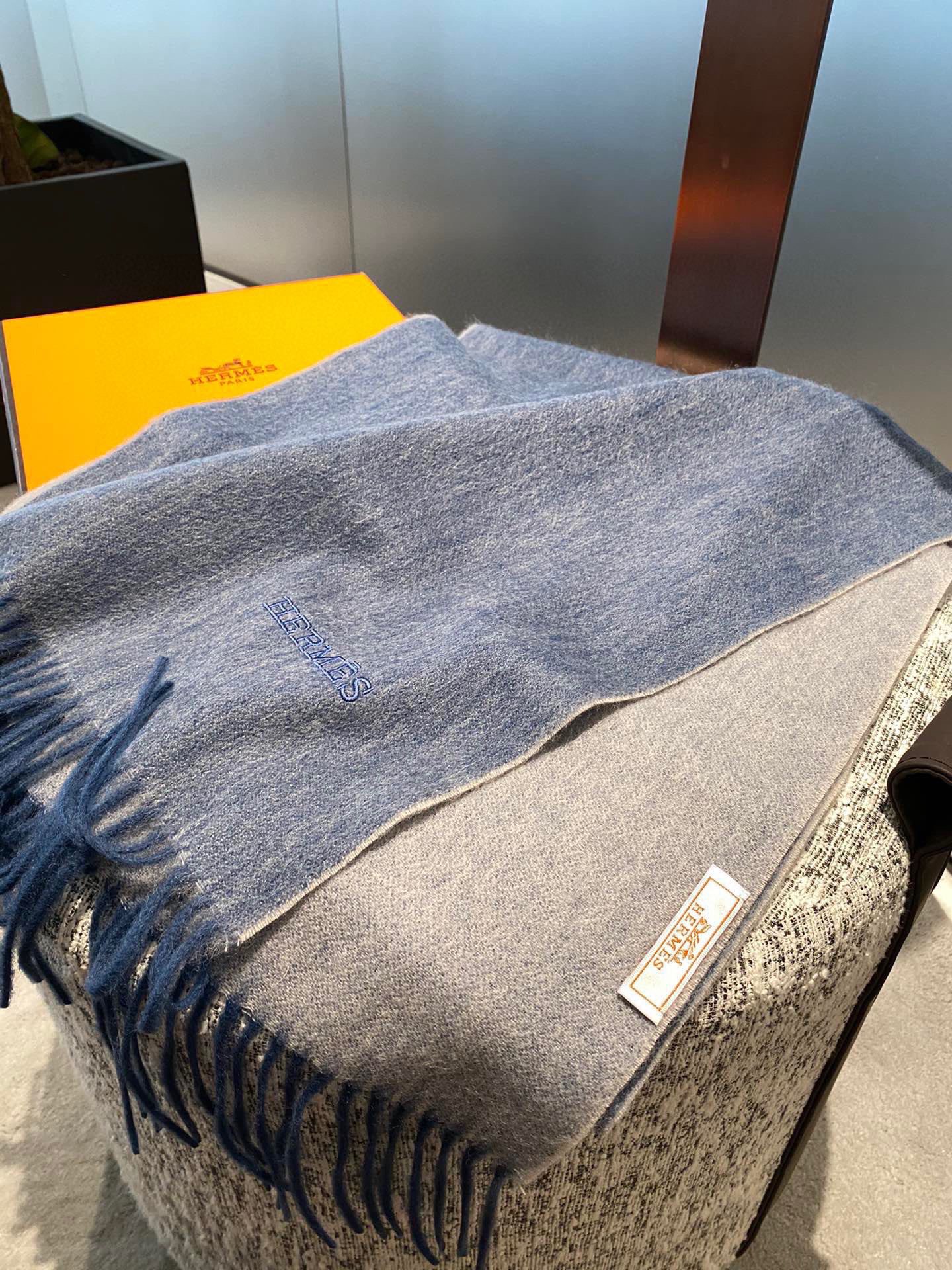 P爱马仕2025巴黎时装展商务男士女士通用双面羊绒披肩。代工厂臻选上乘的超细羊绒纤维 进行纯手工精梳处理