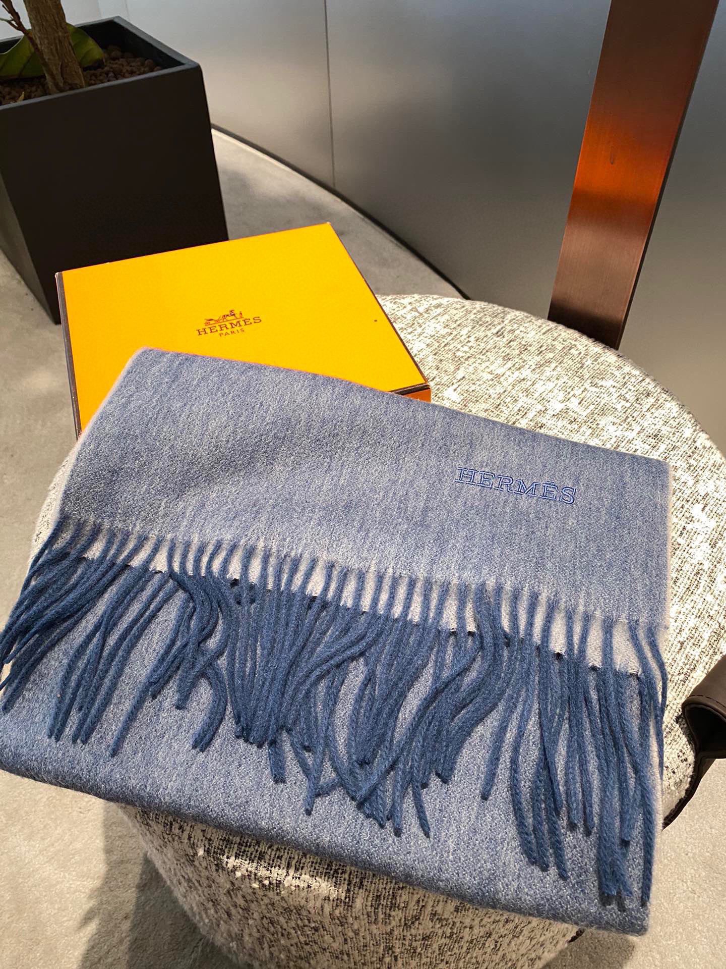 P爱马仕2025巴黎时装展商务男士女士通用双面羊绒披肩。代工厂臻选上乘的超细羊绒纤维 进行纯手工精梳处理