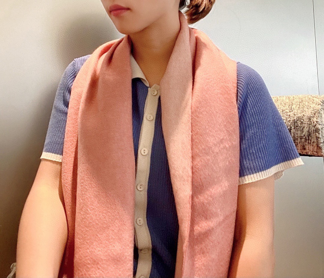 P爱马仕2025巴黎时装展商务男士女士通用双面羊绒披肩。代工厂臻选上乘的超细羊绒纤维 进行纯手工精梳处理