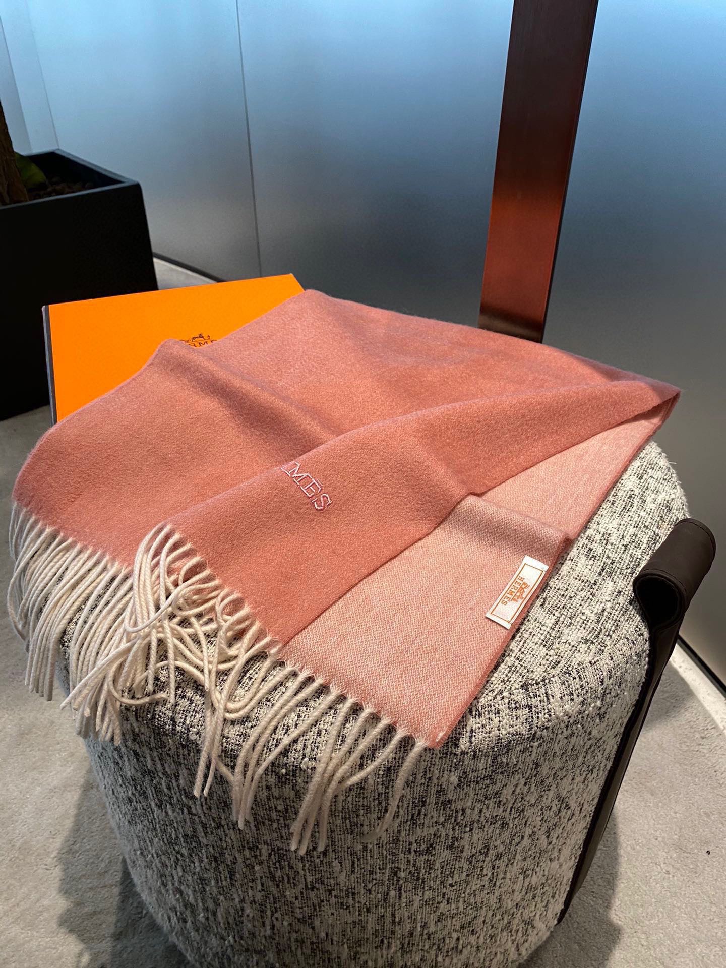 P爱马仕2025巴黎时装展商务男士女士通用双面羊绒披肩。代工厂臻选上乘的超细羊绒纤维 进行纯手工精梳处理