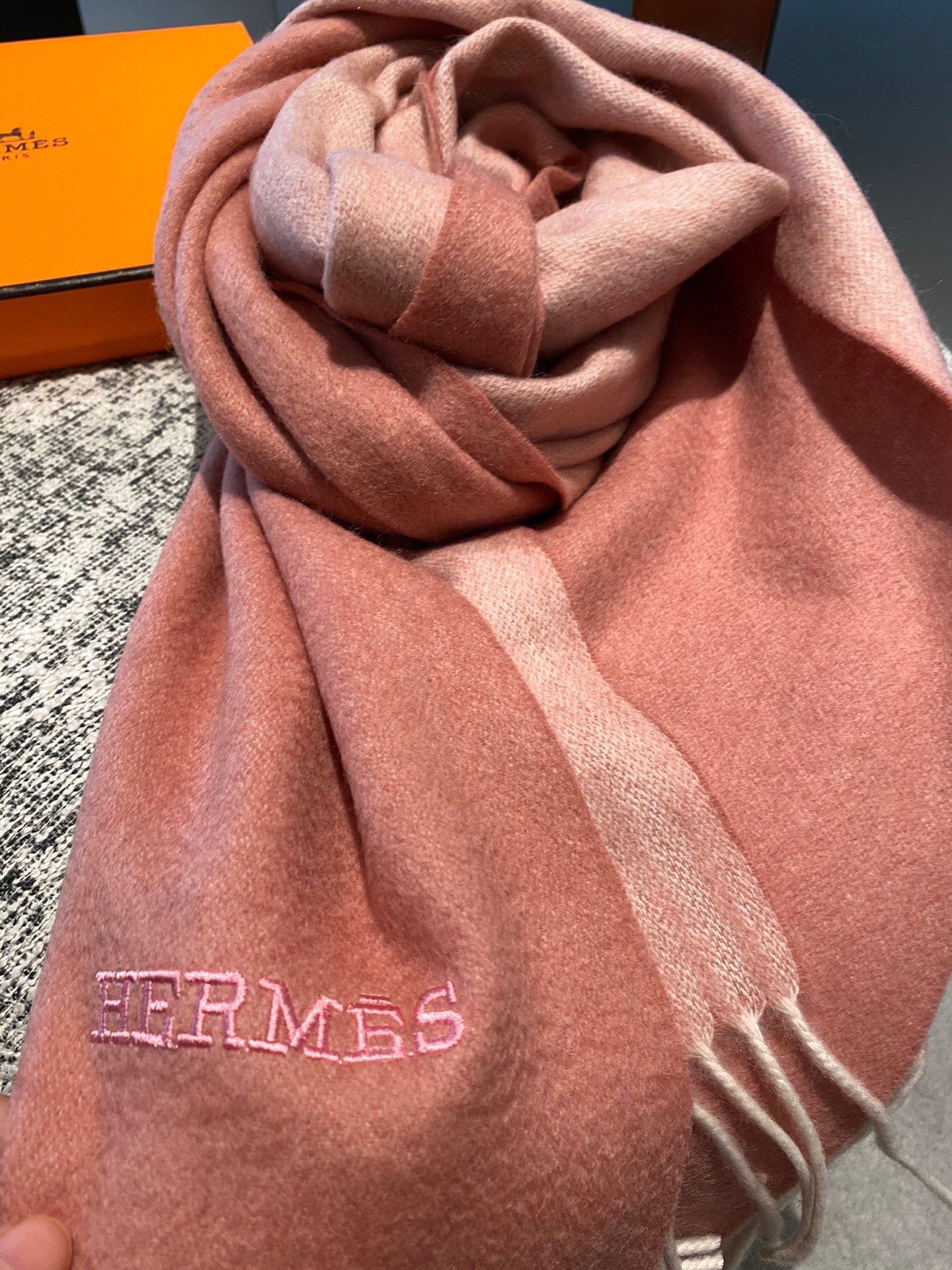 P爱马仕2025巴黎时装展商务男士女士通用双面羊绒披肩。代工厂臻选上乘的超细羊绒纤维 进行纯手工精梳处理