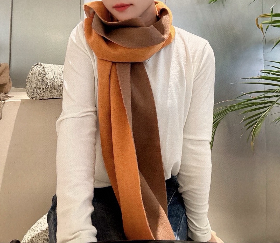 P爱马仕2025巴黎时装展商务男士女士通用双面羊绒披肩。代工厂臻选上乘的超细羊绒纤维 进行纯手工精梳处理