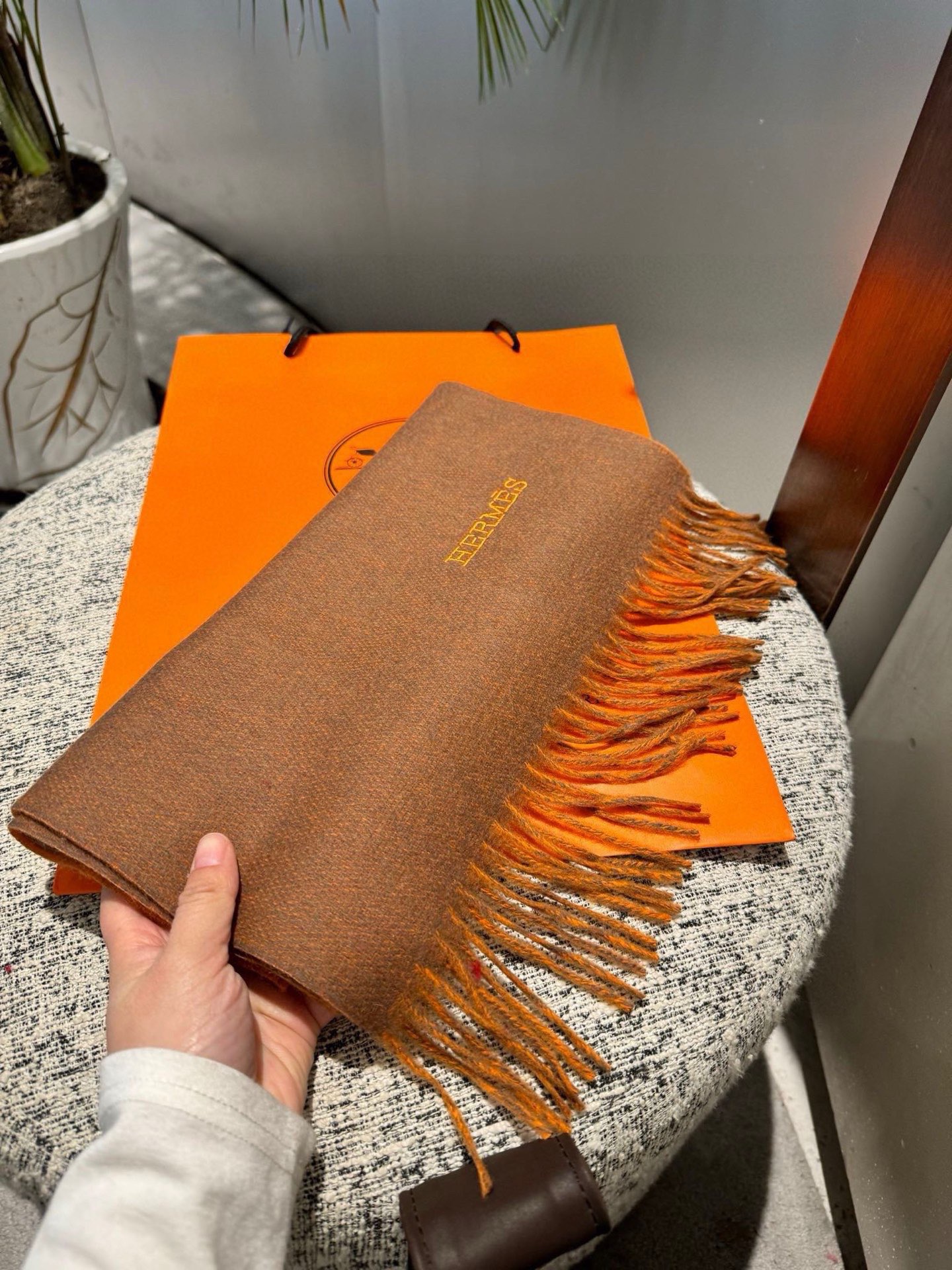 P爱马仕2025巴黎时装展商务男士女士通用双面羊绒披肩。代工厂臻选上乘的超细羊绒纤维 进行纯手工精梳处理