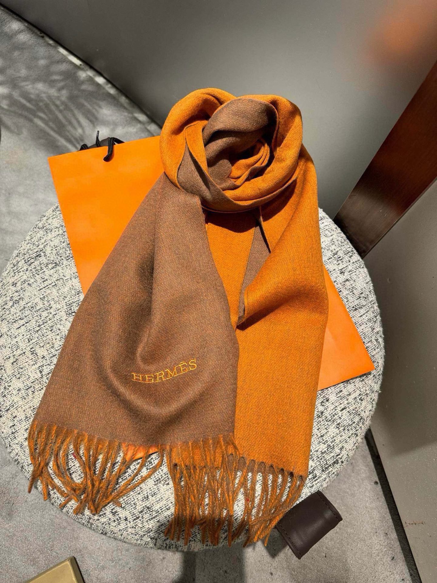 P爱马仕2025巴黎时装展商务男士女士通用双面羊绒披肩。代工厂臻选上乘的超细羊绒纤维 进行纯手工精梳处理