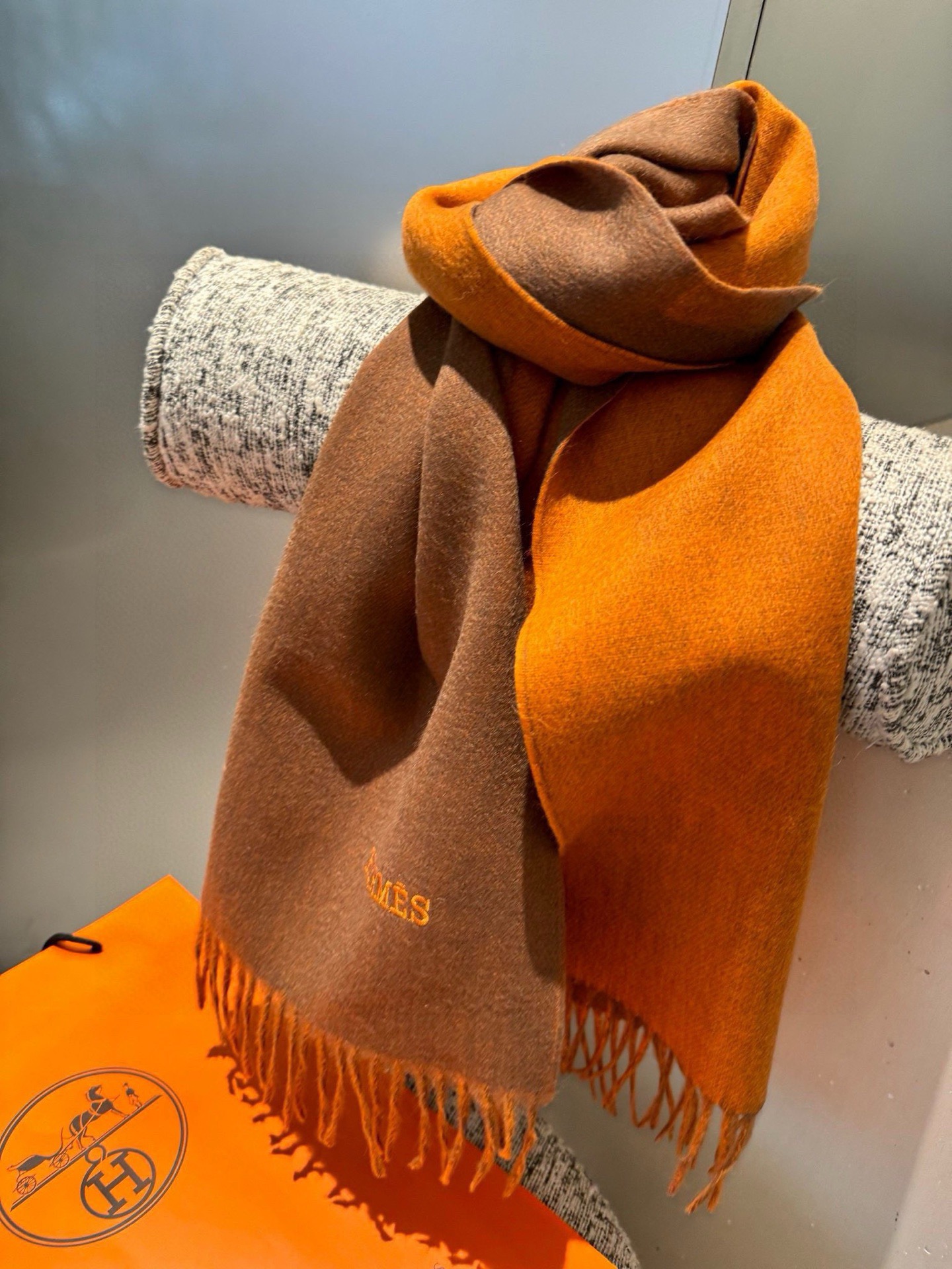 P爱马仕2025巴黎时装展商务男士女士通用双面羊绒披肩。代工厂臻选上乘的超细羊绒纤维 进行纯手工精梳处理