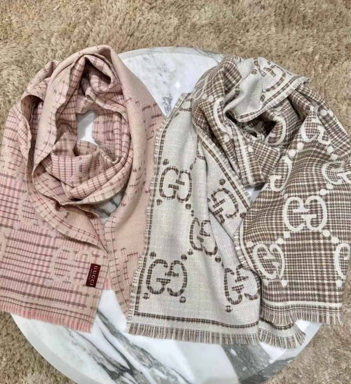 P高版本最新色出货啦🥰🥰G家风格字母面料：羊毛，尺寸：47*180羊毛真丝围巾，装饰超大造型设计GG图案