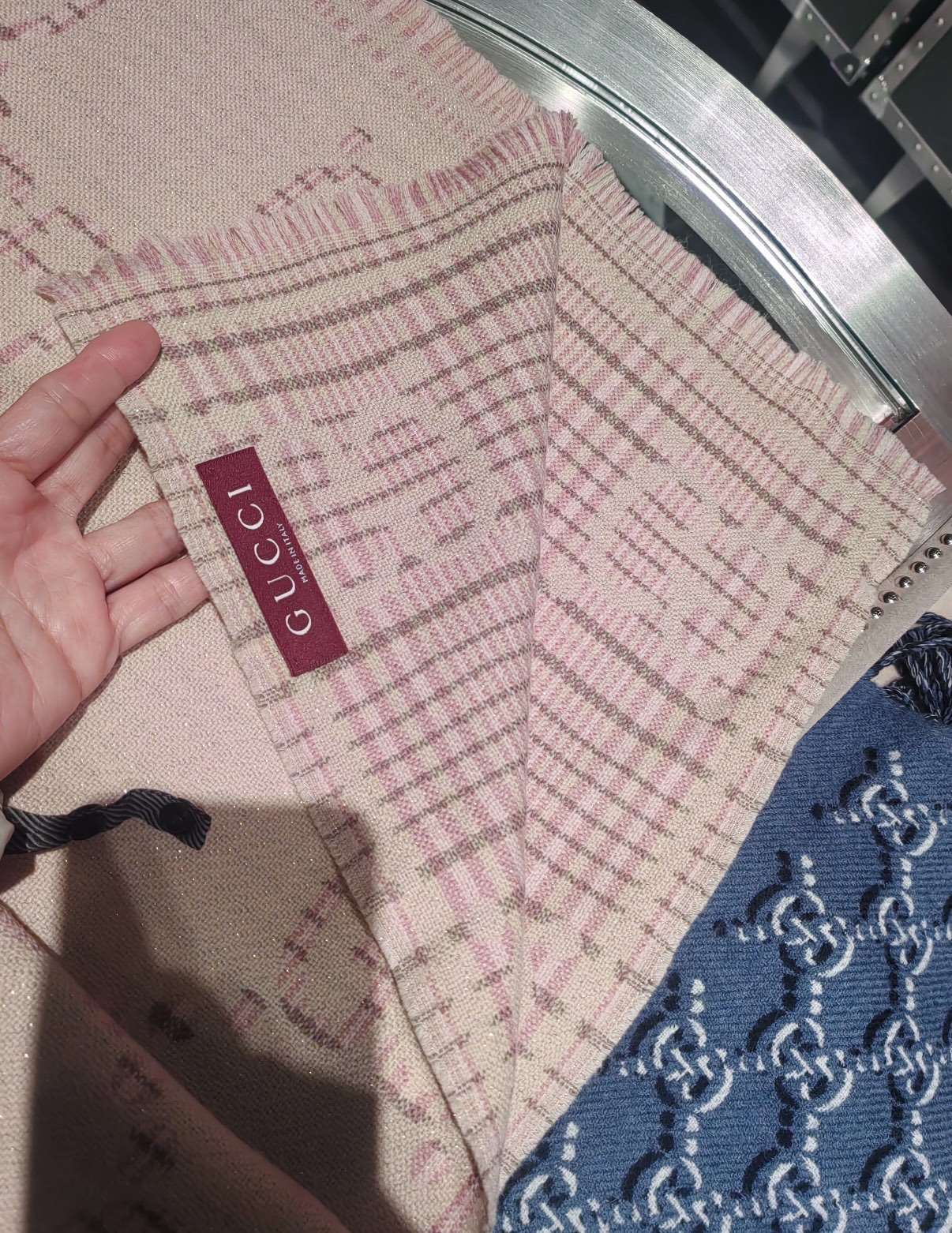 P高版本最新色出货啦🥰🥰G家风格字母面料：羊毛，尺寸：47*180羊毛真丝围巾，装饰超大造型设计GG图案