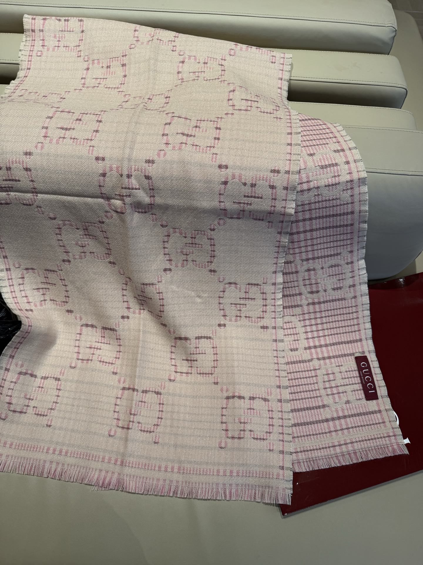 P高版本最新色出货啦🥰🥰G家风格字母面料：羊毛，尺寸：47*180羊毛真丝围巾，装饰超大造型设计GG图案