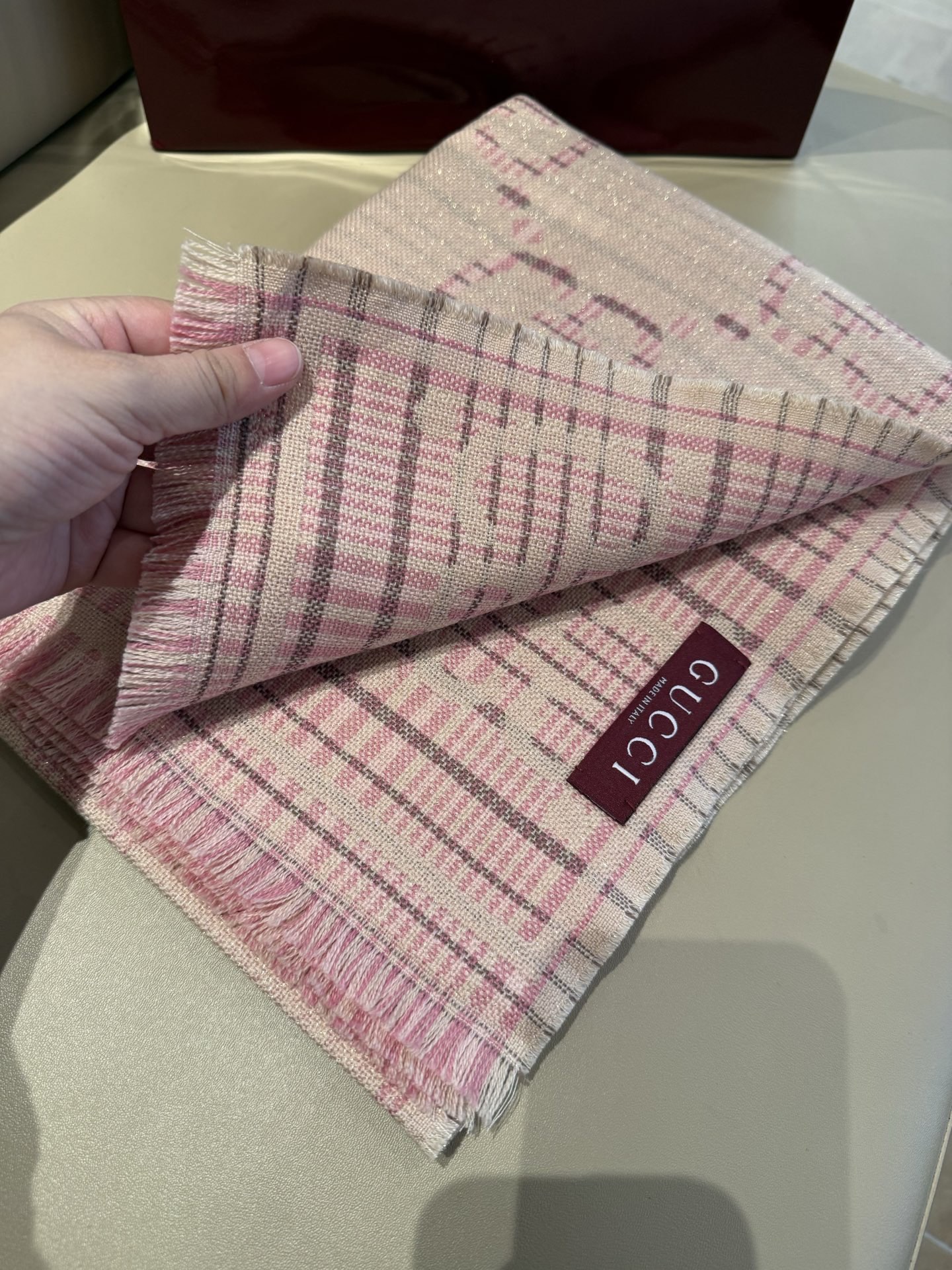 P高版本最新色出货啦🥰🥰G家风格字母面料：羊毛，尺寸：47*180羊毛真丝围巾，装饰超大造型设计GG图案